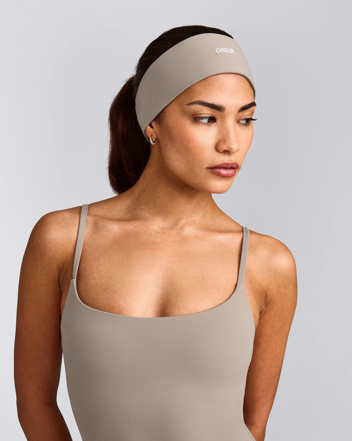 SoftMotion\u2122 Headband with White Logo 
 Warm Sand | Oner Active (UK / US)