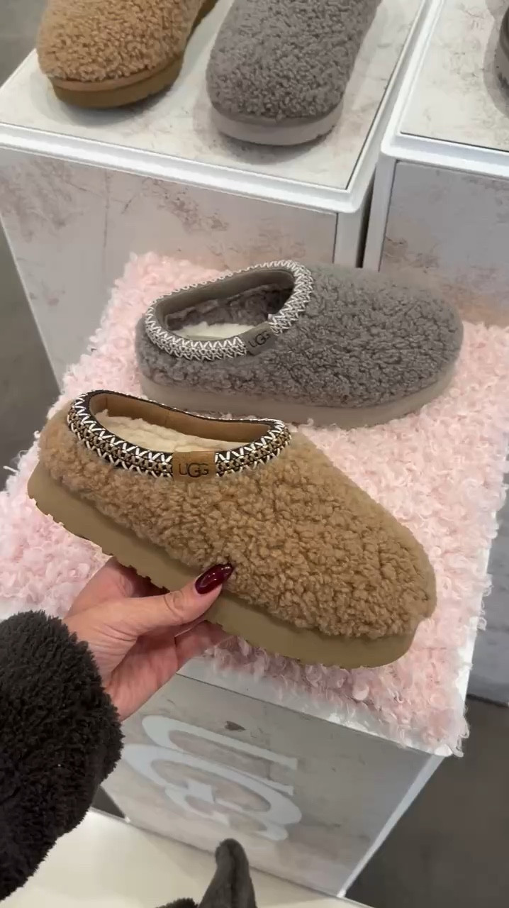 These new fuzzy curly Ugg tasmans are so cute and would make the best Christmas gift!! 

Fuzzy Uggs, Ugg Tasman, Tazz Uggs, teen girl gift, tween girl gift, gift for her, sister gift, friend gift, mom gift, Ugg slippers, chestnut Uggs, Christine Andrew 

#LTKGiftGuide #LTKShoeCrush #LTKVideo