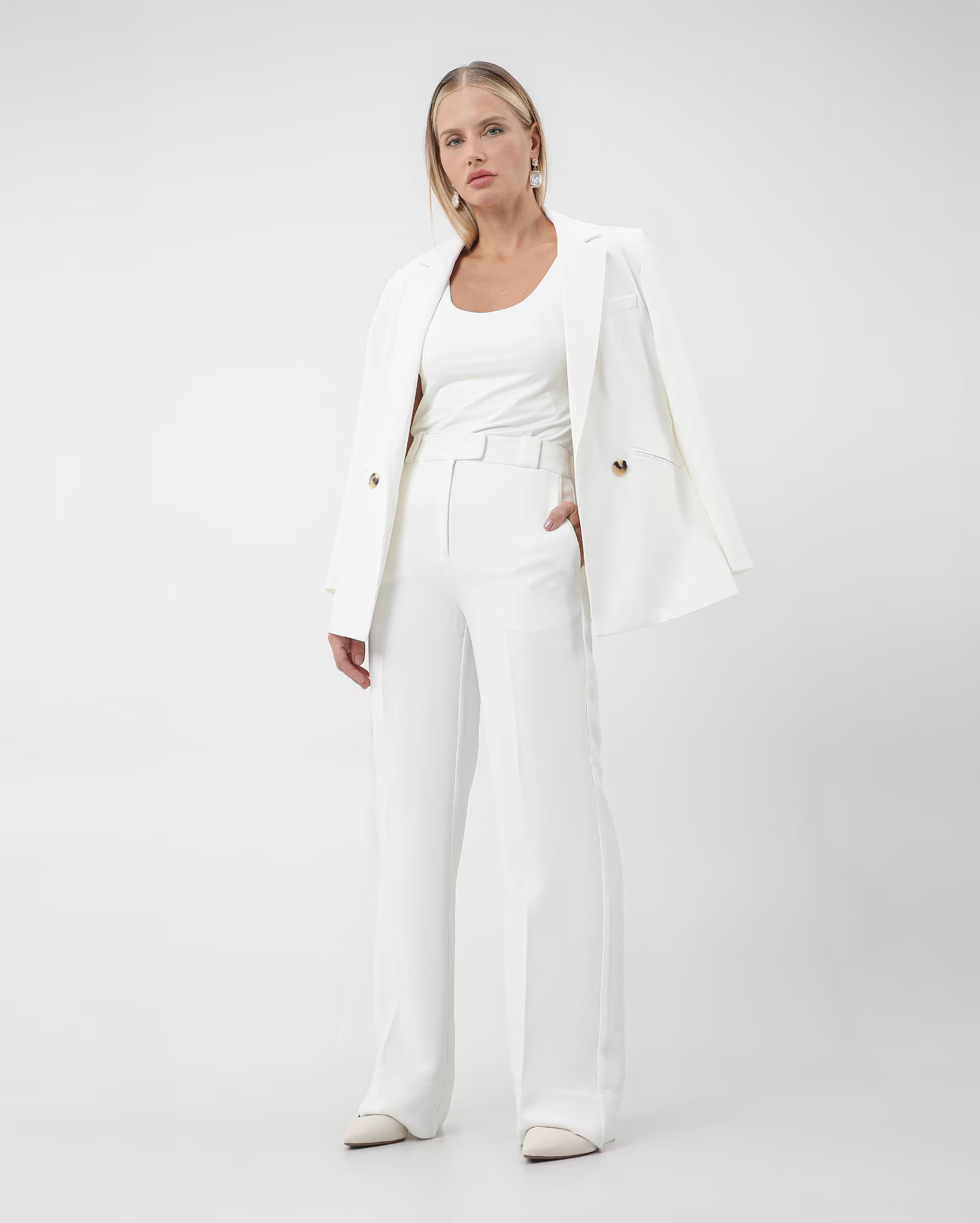 Calça feminina alfaiataria reta branca | AK by Riachuelo | Riachuelo (BR)