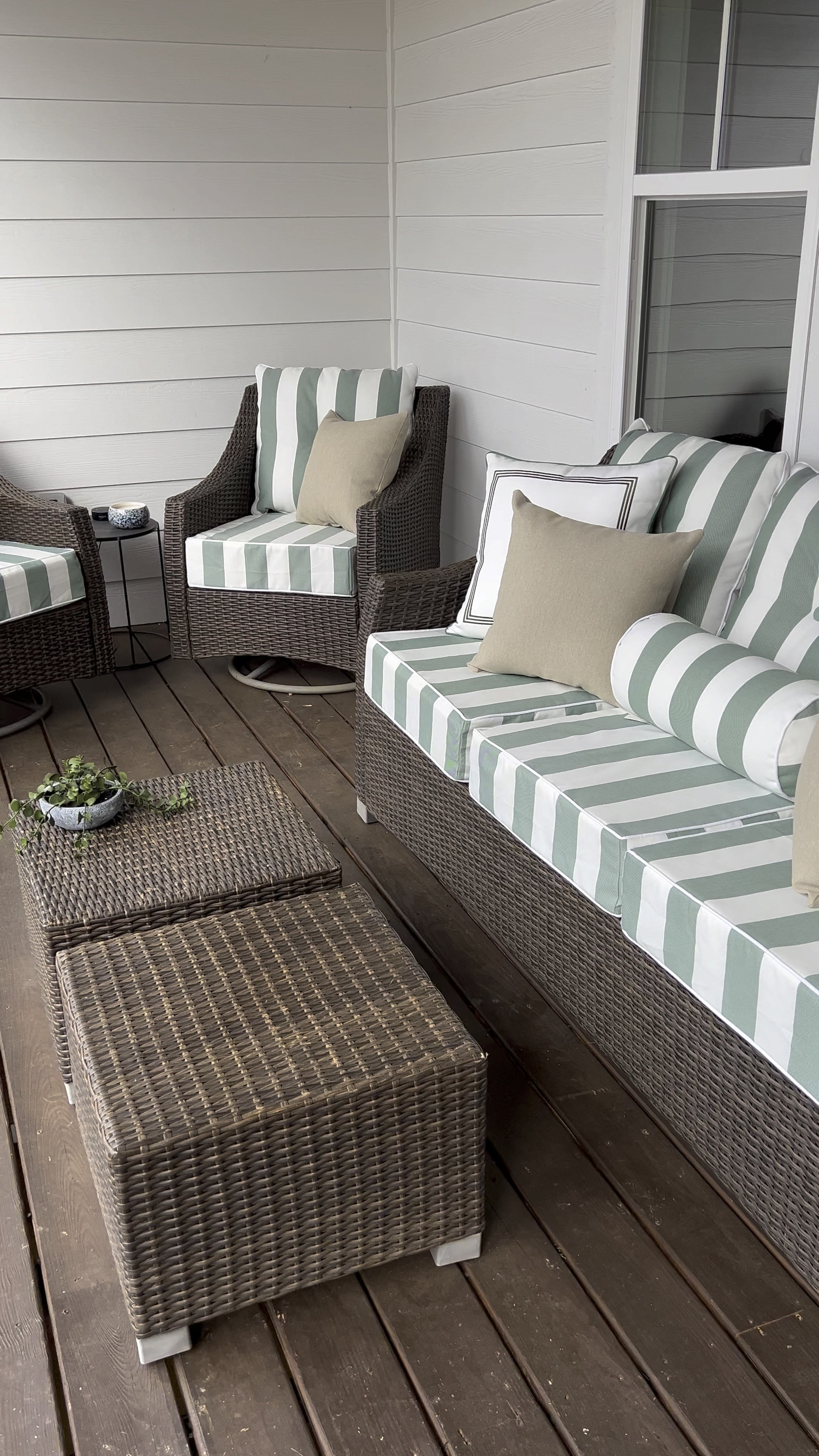 These cushions are so pretty! So high-end looking! Highly recommendd

#LTKhome