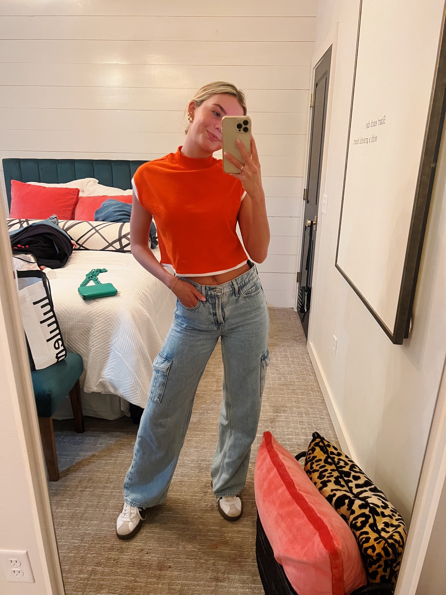 finally warm!! wearing an xs in top and a 2 in jeans!! obsessed with these jeans!! 