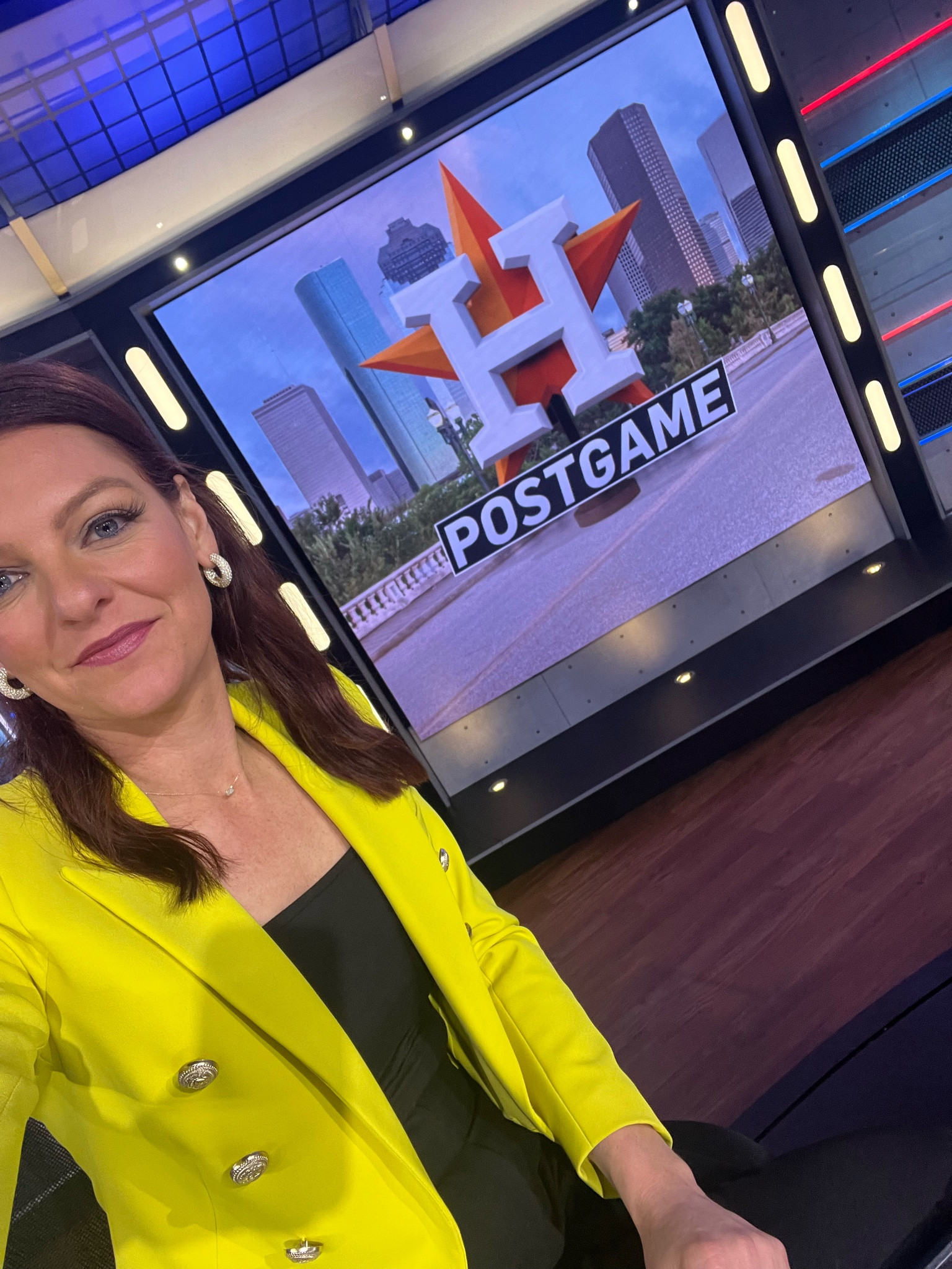 This. Color. I can’t find this exact blazer but several other good ones out there right now! #work #workoutfit #tv #tvoutfit 