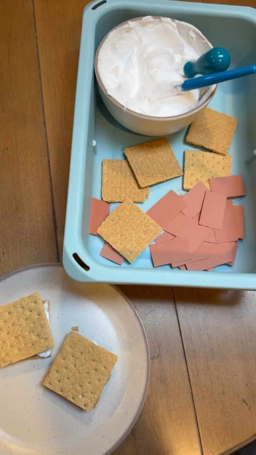 🍫🔥 Puffy Paint S’mores: the fluffiest non-edible fun! 🎨

Your toddler will LOVE stacking their own graham crackers, “chocolate,” and the fluffiest marshmallows you’ve ever seen… but no sticky mess!

✨ This is such a cute rainy-day or summer camp activity and it’s so easy to set up. Just remember: these marshmallows are made of puffy paint, so they’re only for playing, not for eating!

💡 Save this idea for your next craft day & tag me if you try it!

📌 Follow @kenzs.kitchennn for more easy toddler crafts, mom hacks, and sensory play ideas.

💬 Comment “S’MORES” if you need the puffy paint recipe!

Endless ooey-gooey fun! 🔥🍫🍪 These s’mores play snacks & play are giving all the cozy campfire vibes—no fire required! ✨

@rootedhearts.homeschool
@littlelos_learning
@sincerely_cindya
@thepurpleelephantbookshop
@themessyschoolhouse
@anardenadventure
@finnandco.mn
@steambasedplay
@snacktivityqueen

#SmoresFun #playfullymadediy

#toddleractivities #sensoryplayideas #puffypaintcraft #summersensoryplay #toddlerfun #kidsactivities #sensoryplayforkids #indooractivitiesforkids #craftideasforkids #funforkids #momlifehacks #toddlermomlife #kidsplayideas #creativeplay #artsandcraftsforkids #easykidsactivities #toddlercrafts #sensorycraft #preschoolactivities #toddlerlearningfun #craftymom #messyplayideas #activitiesforkidsathome #sensoryplayforkids #momhacks

#LTKKids #LTKFamily #LTKSeasonal