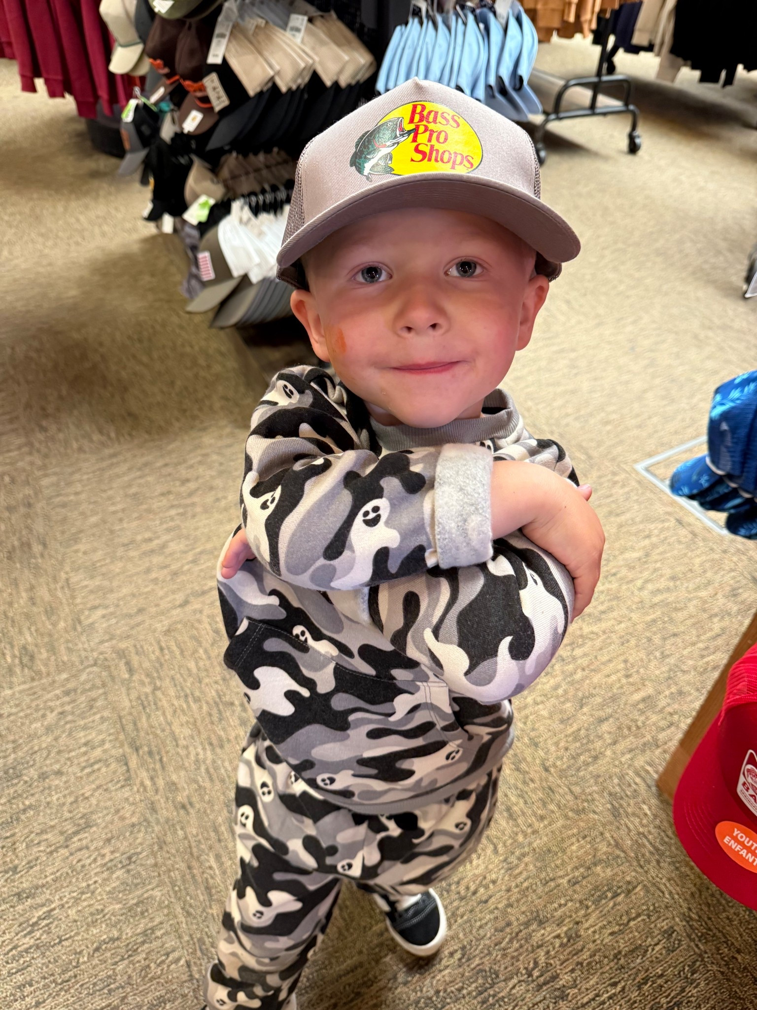 Tate’s on a mission — comfy, cute, and ready to explore.
Bass Pro hat ✔️
Camo set ✔️
Tiny attitude ✔️