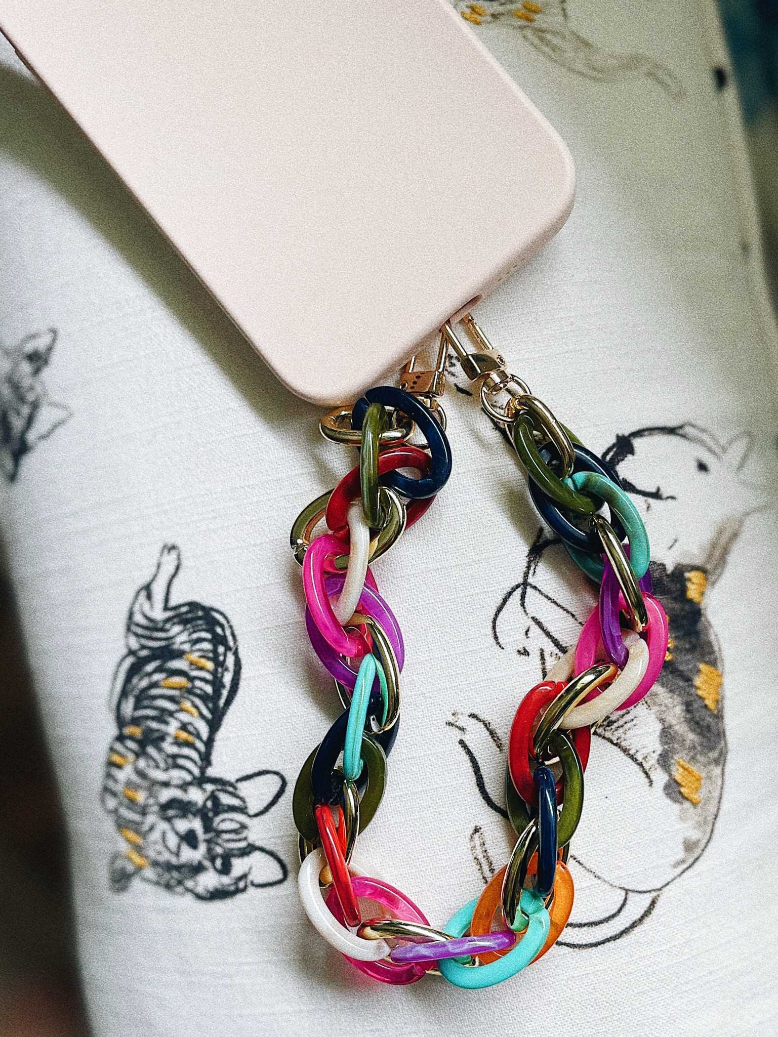 Cute phone chain 

#LTKTravel #LTKFindsUnder50 #LTKStyleTip
