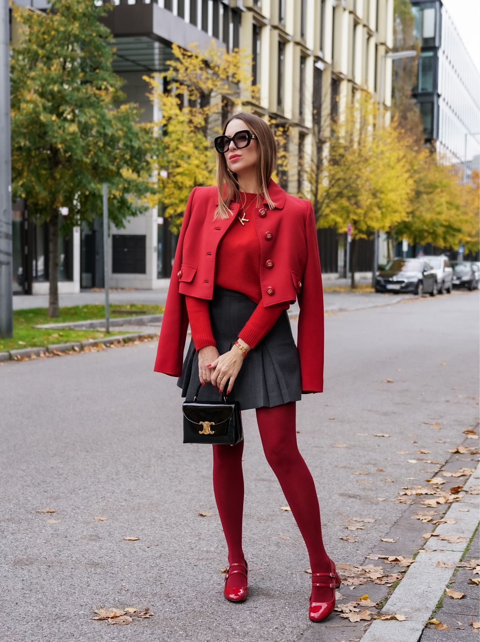 I see red today ❤️


*Werbung*
Nach dem kurzen Wintereinbruch letzte Woche #snowvember ist in München der Herbst zurück mit milden 15 Grad & blauem Himmel 🍂☀️  Das nutze ich auch outfit - technisch nochmals aus & statt Teddy Mantel und Boots gibt’s heute nochmal Blazer und Mary Janes, yayyyy❤️ Happy Monday! 
 

#socksandshoes #tights #maryjanes #red #fallstyle #falloutfit #herbstlook #pleatedskirt #miniskirt #frenchstyle #citystyle #sweaterweather #celinebag #celine




#LTKeurope #LTKautumn #LTKdeutschland
