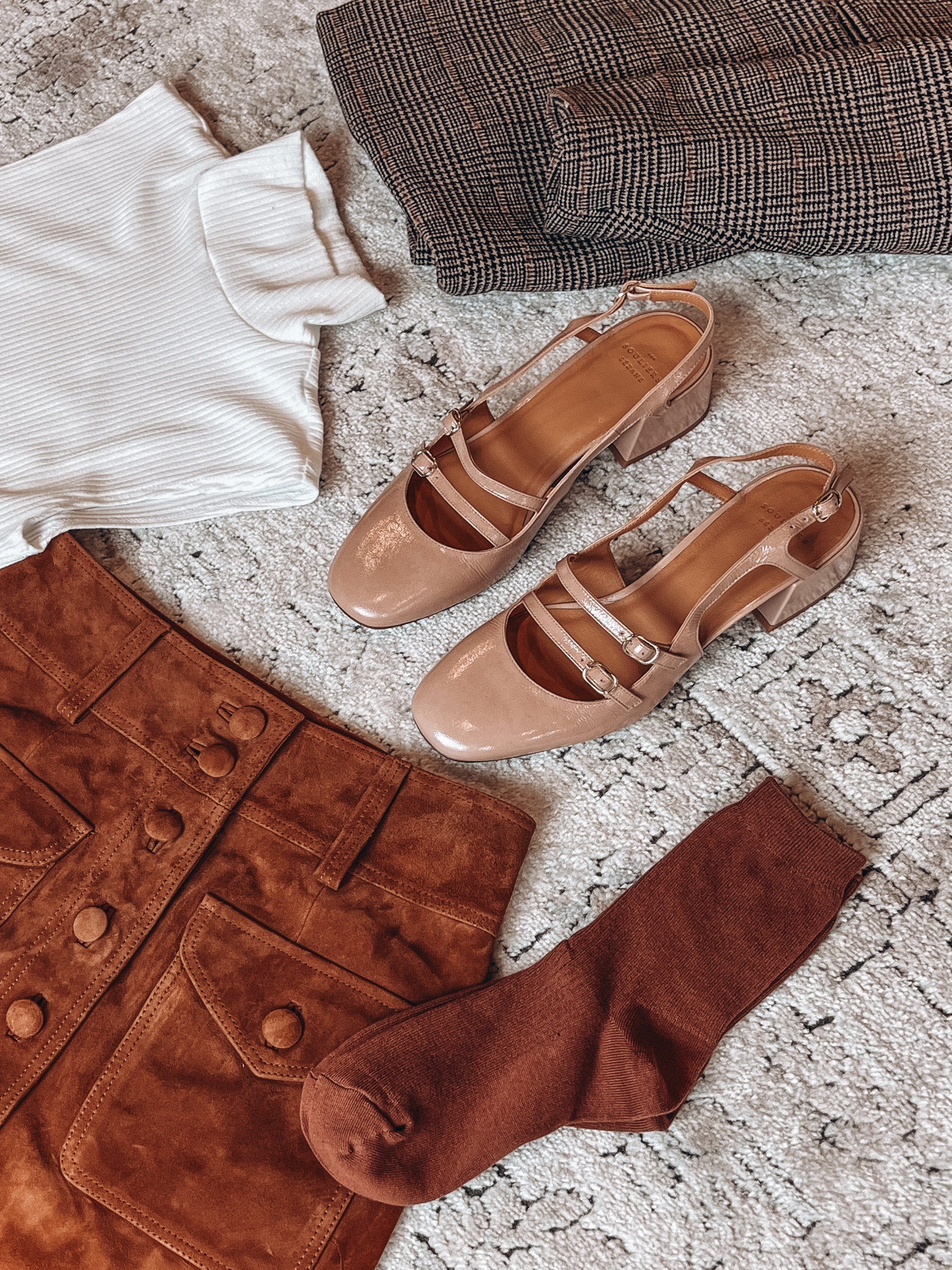 Transitional fall outfit inspiration 

Sizing:

Bodysuit: from LivTall (couldn’t link), TTS
Skirt: TTS- US 4
Shoes: runs small - sized up half size
Blazer: TTS



#LTKfindsunder100 #LTKstyletip