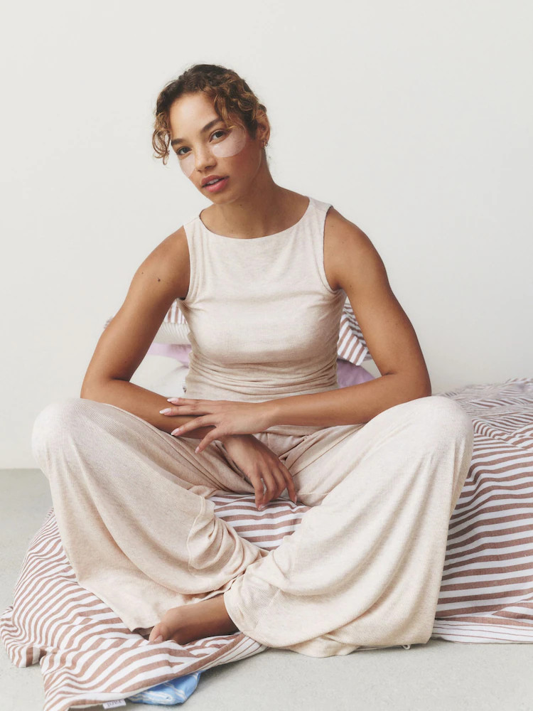 Neutral - self. Geripptes Pyjama-Set mit R\u00fcschen | Next EU