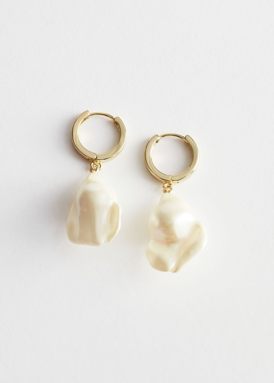 Hammered Pearl Pendant Hoop Earrings | & Other Stories (EU + UK)