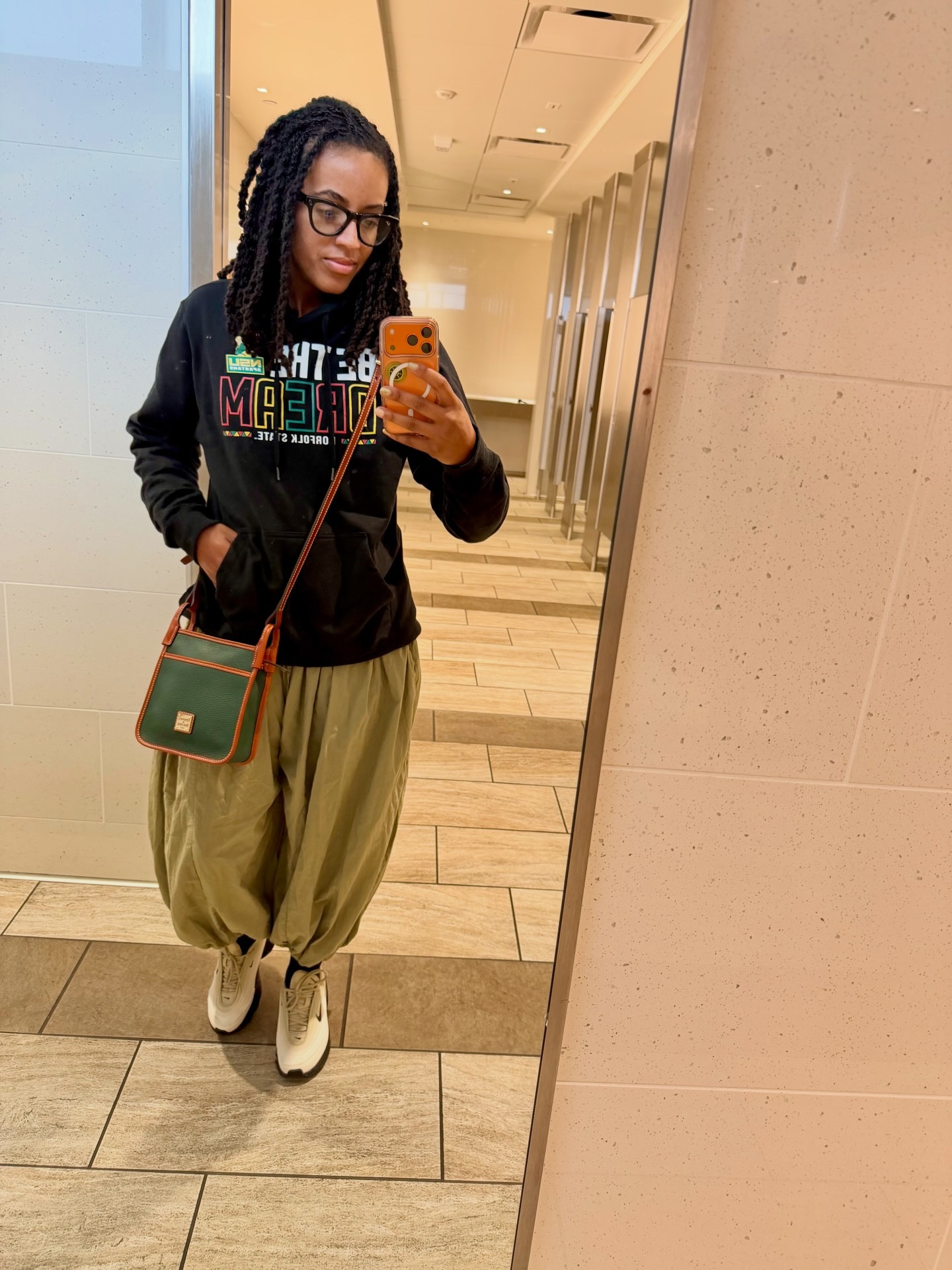 cozy travel outfit

Travel day outfit for long flights ✈️  
Comfort-first pieces I wear to the airport — cozy hoodie, easy pants, and hands-free crossbody for travel days.


#LTKmomlife #LTKTravel #LTKdayinmylife