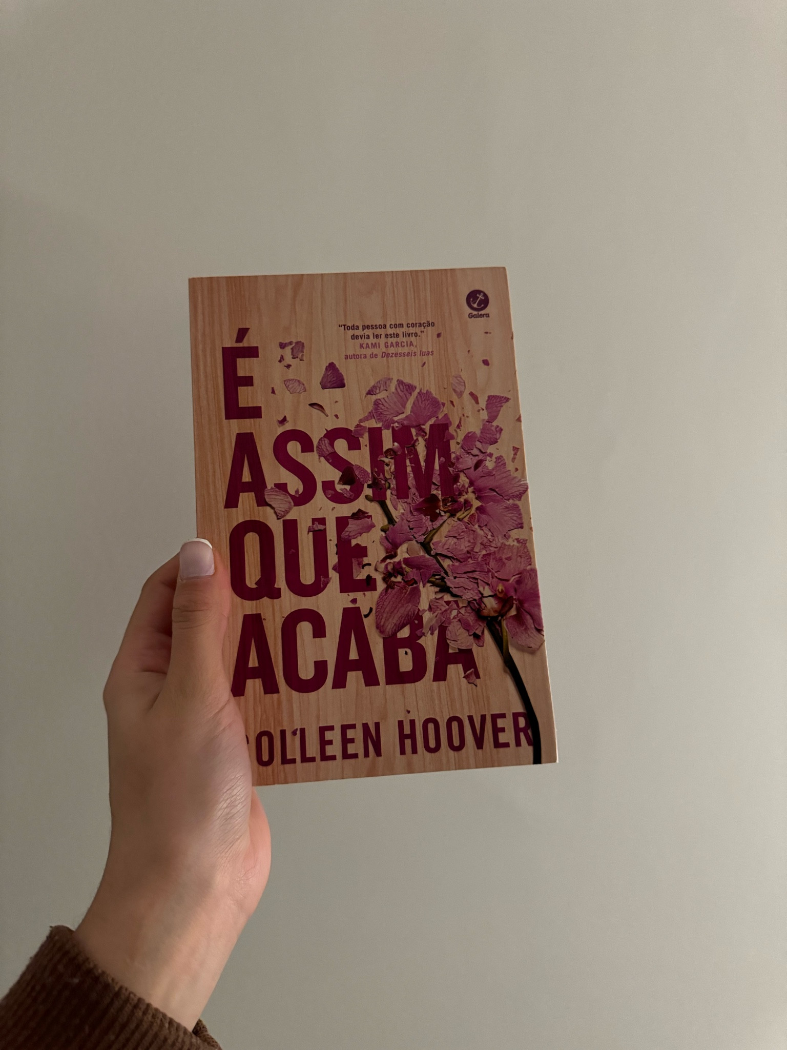 “Em É assim que acaba , Colleen Hoover nos apresenta Lily, uma jovem que se mudou de uma cidadezinha do Maine para Boston, se formou em marketing e abriu a própria floricultura. E é em um dos terraços de Boston que ela conhece Ryle, um neurocirurgião confiante, teimoso e talvez até um pouco arrogante, com uma grande aversão a relacionamentos, mas que se sente muito atraído por ela.

Quando os dois se apaixonam, Lily se vê no meio de um relacionamento turbulento que não é o que ela esperava. Mas será que ela conseguirá enxergar isso, por mais doloroso que seja?

É assim que acaba é uma narrativa poderosa sobre a força necessária para fazer as escolhas certas nas situações mais difíceis. Considerada a obra mais pessoal de Hoover, o livro aborda sem medo alguns tabus da sociedade para explorar a complexidade das relações tóxicas, e como o amor e o abuso muitas vezes coexistem em uma confusão de sentimentos."

#LTKgiftguide #LTKstyletip #LTKover50style