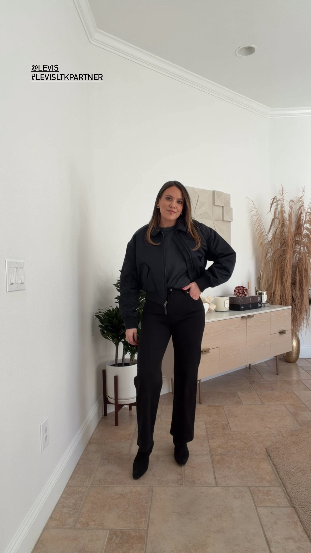 #LevisLTKPartner The perfect game day outfit! These Levi’s jeans are so flattering and easy to style for a watch party or casual game day look. Effortless, chic, and comfortable! @Levis