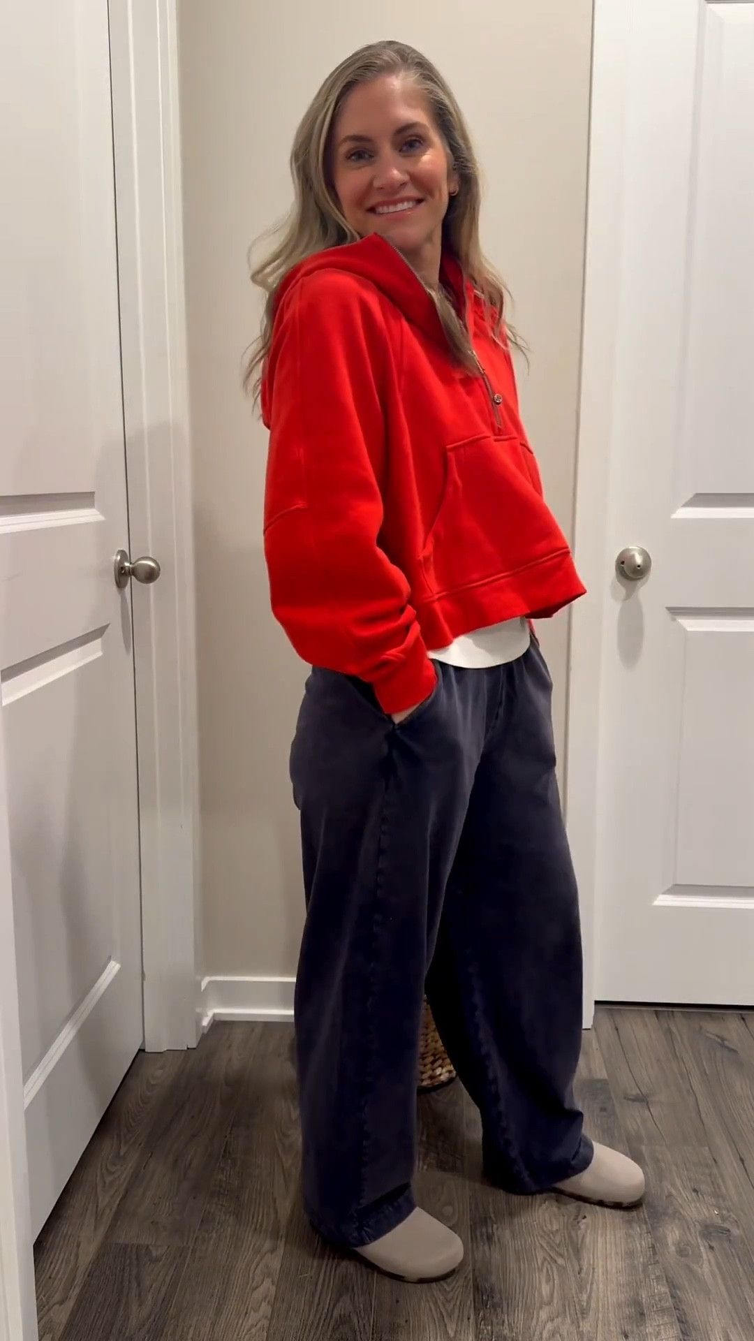 Friday fit and I officially realized I need these pants in all the colors because I’m so obsessed with them. Lightweight and sooo gewd!  

Pants: small
Tank: small
Hoodie: m/l