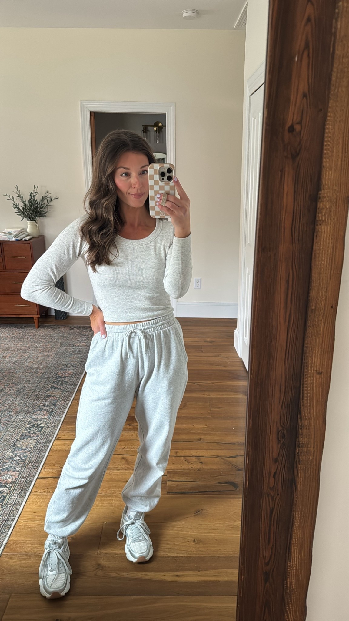 Today’s comfies! 

Medium in the long sleeve cropped tee. Could have done a small.

Sized up one in the sweats. In a medium. (Mine are older style from same retailer)