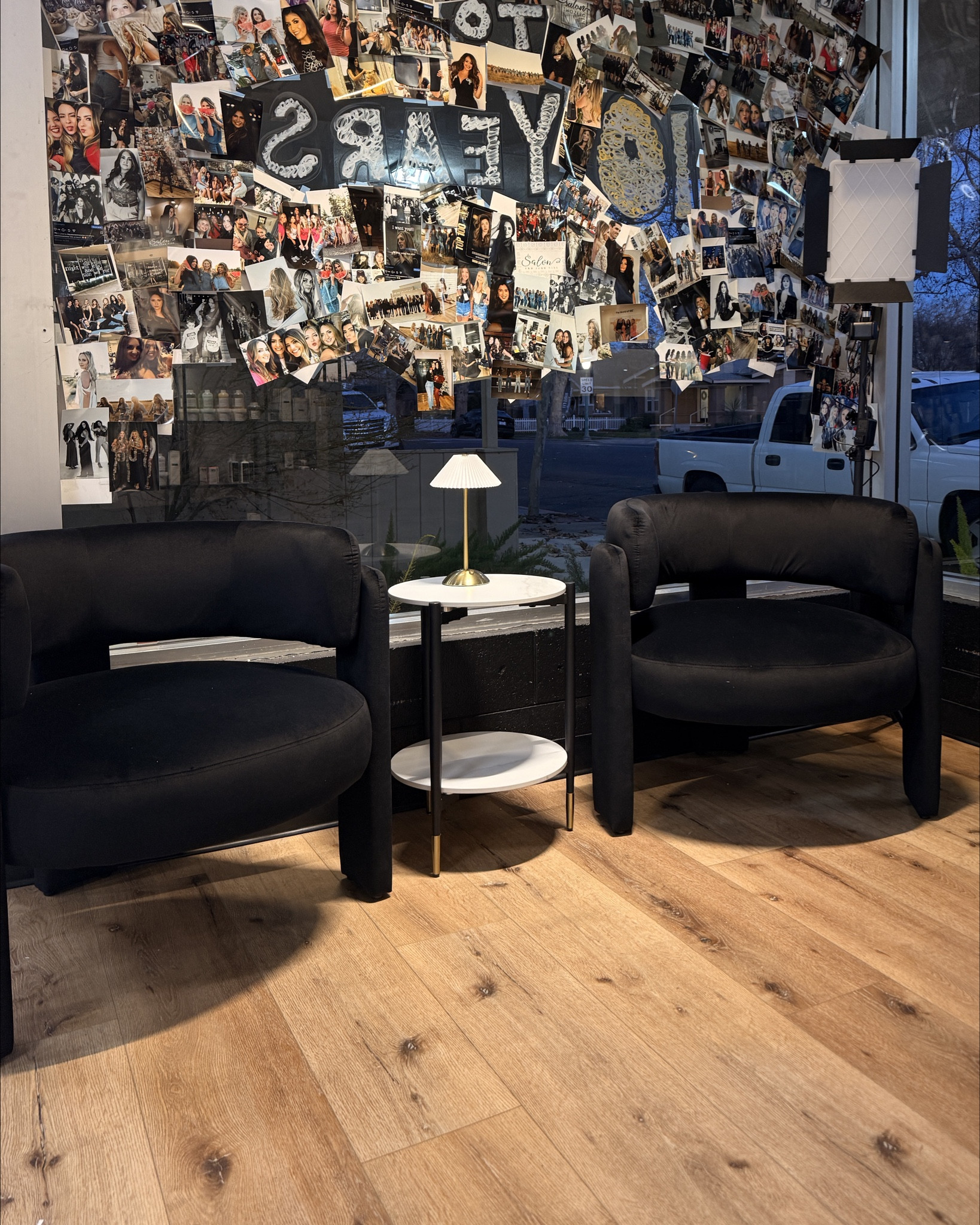 Loving these new chairs 🖤 And they come in a few  other cute colors, too!