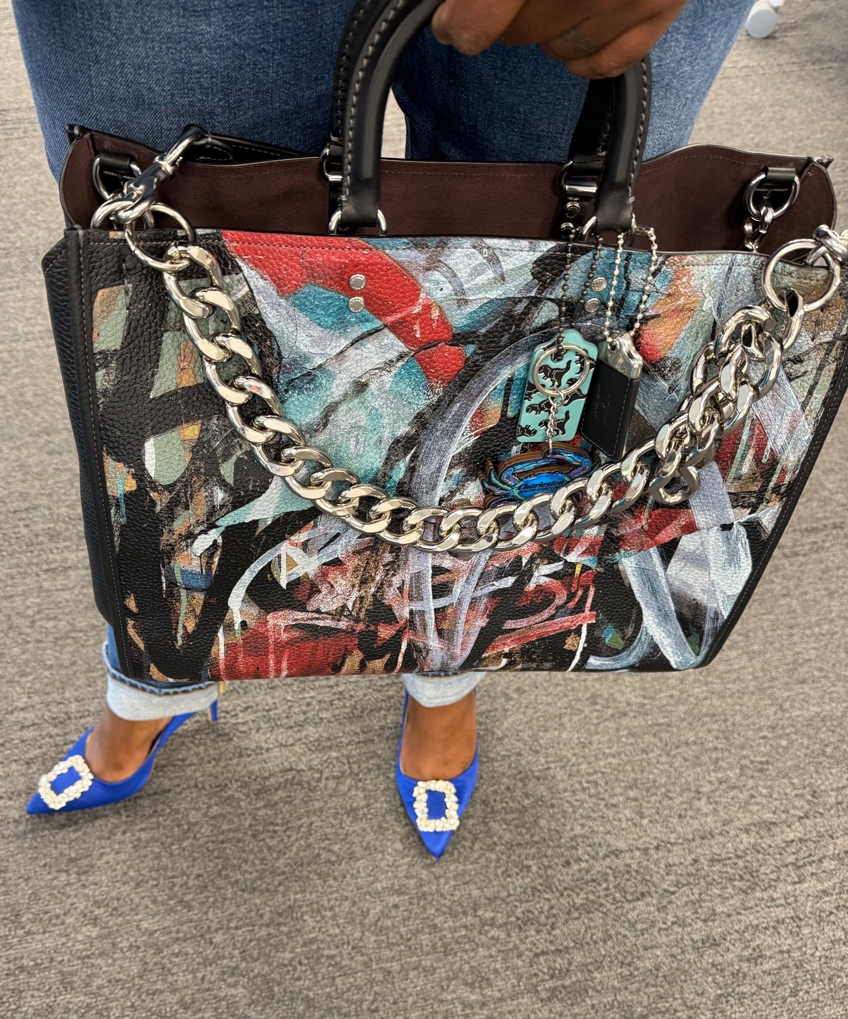 The bag is saying everything 😘 but the shoes are talking too!!! Love this Coach Rogue 39 and these beautiful Manolo Blahnik dupes by Badgley Mischka. I sized up and grabbed a 9.5