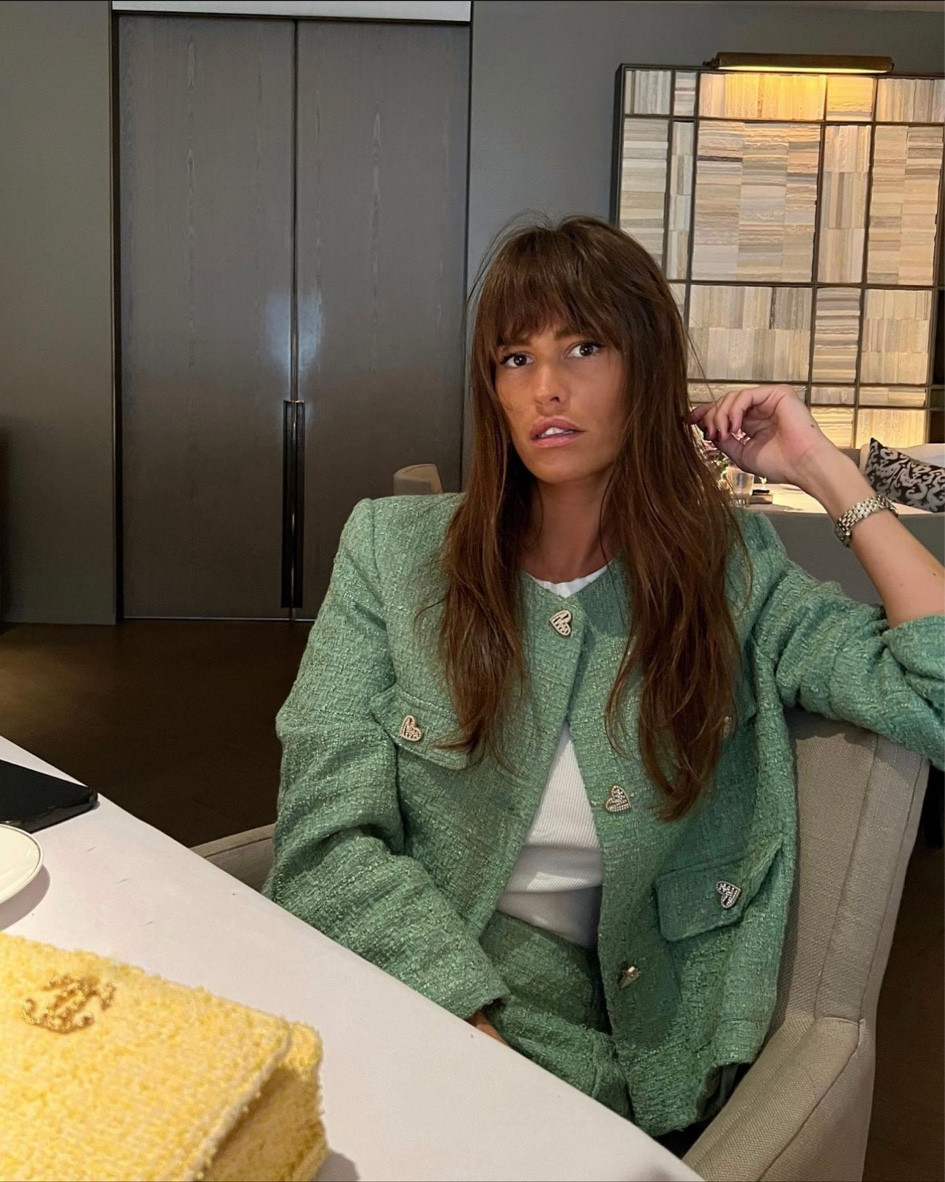 Ensemble en tweed vert

jupe courte en tweed verte, jupe tweed à boutons bijoux, veste tweed verte avec boutons bijoux, ensemble tweed Mango

#LTKstyletip