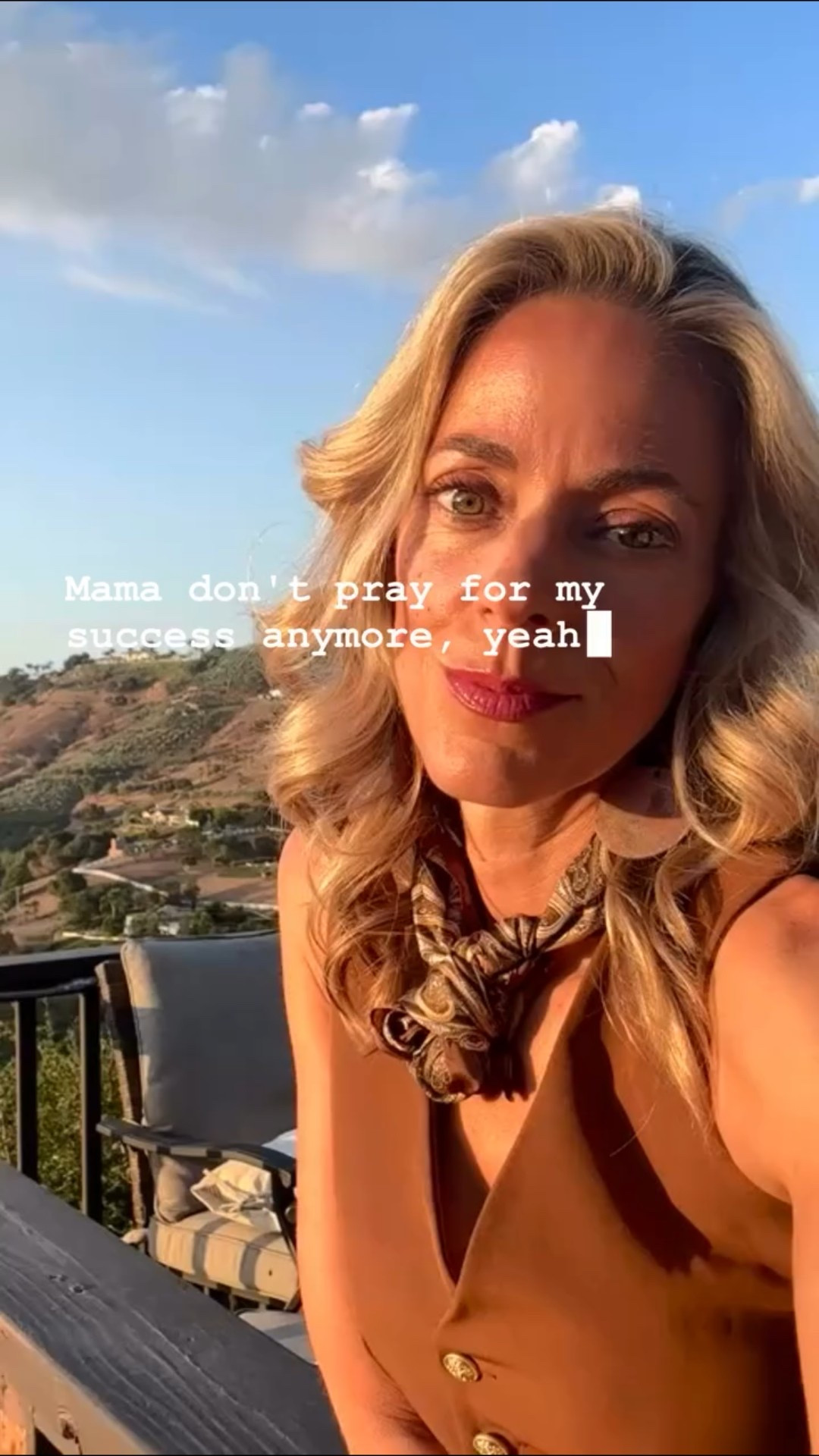 🍷✨ Country chic meets vineyard vibes ✨🍇
Who says wine tasting can’t have a little cowgirl glam? 🤠 Pairing a tailored vest, flowy skirt, boots, and a statement scarf for that effortlessly stylish, vineyard-ready look. 🌾🍷
➡️ Tap to shop this chic cowgirl moment and turn every sip into a photo-op.
#CowgirlChic #WineTastingStyle #VineyardVibes #OOTDinspo #westernstylewithatwist