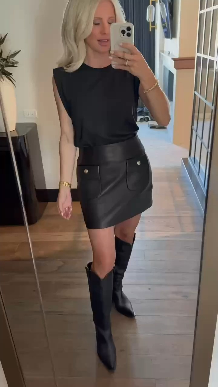 ✨ CHIC BLACK CAP SLEEVE TOP — AMAZON ESSENTIAL ✨ ↠ This cap sleeve top has become one of my everyday staples. I love how the structured shoulders give it a polished look, while the loose fit keeps it comfortable. It’s so easy to dress up with trousers or style casually with jeans — an affordable Amazon find I’ll be reaching for all season.

#Amazon #TheHillaryStyle #amazonfashionfinds #AffordableLuxury #everydaystyle #fallfashion2025 #casualchic #minimalstyle #ootdfall #chicandaffordable #closetessentials 

 #LTKOver40 #LTKFindsUnder100 #LTKStyleTip