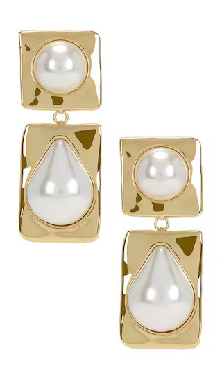 retrofete Savannah Pearl Drop Earring in Metallic Gold. | Revolve Clothing (Global)