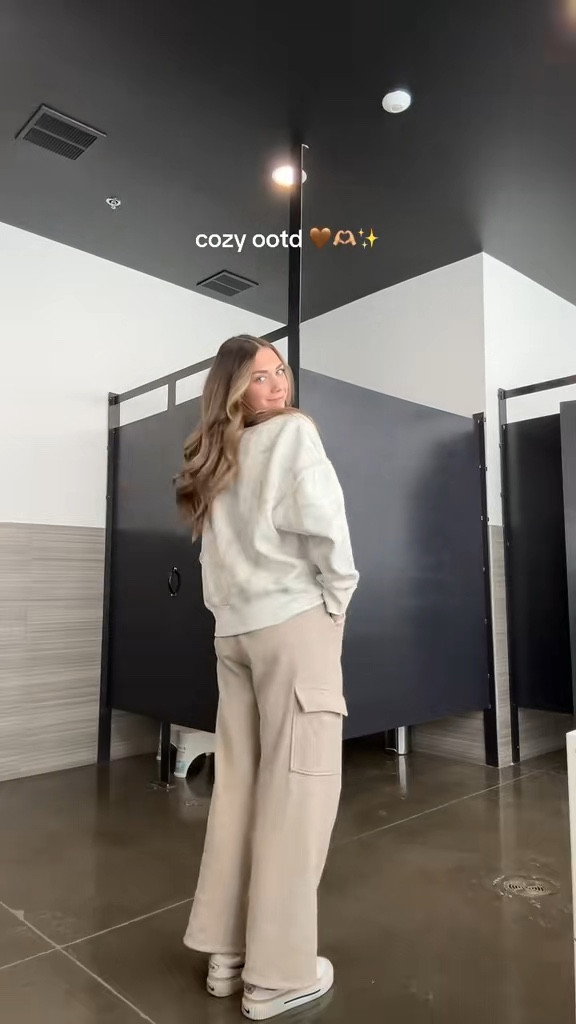 white camo crewkeck- Altard state size Large
sweatpants- hollister size Smalll

#LTKHome #LTKU #LTKSeasonal