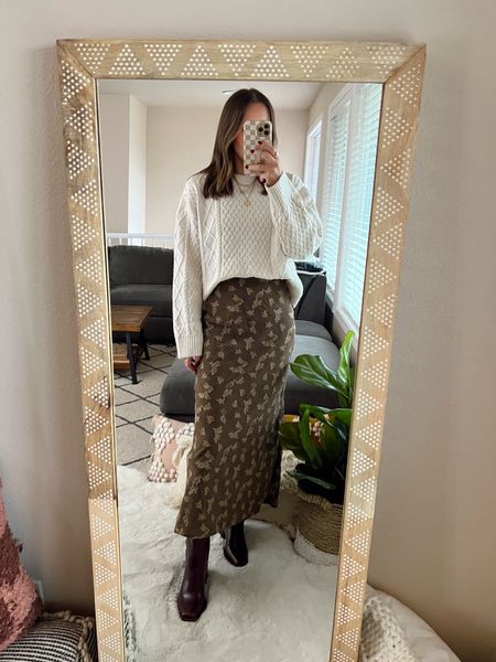 Teacher outfit idea🍎 wearing a medium sweater and small midi skirt

Teacher style | teacher outfit | classroom style | winter classroom | teacher | midi skirt and boots 

#LTKstyletip