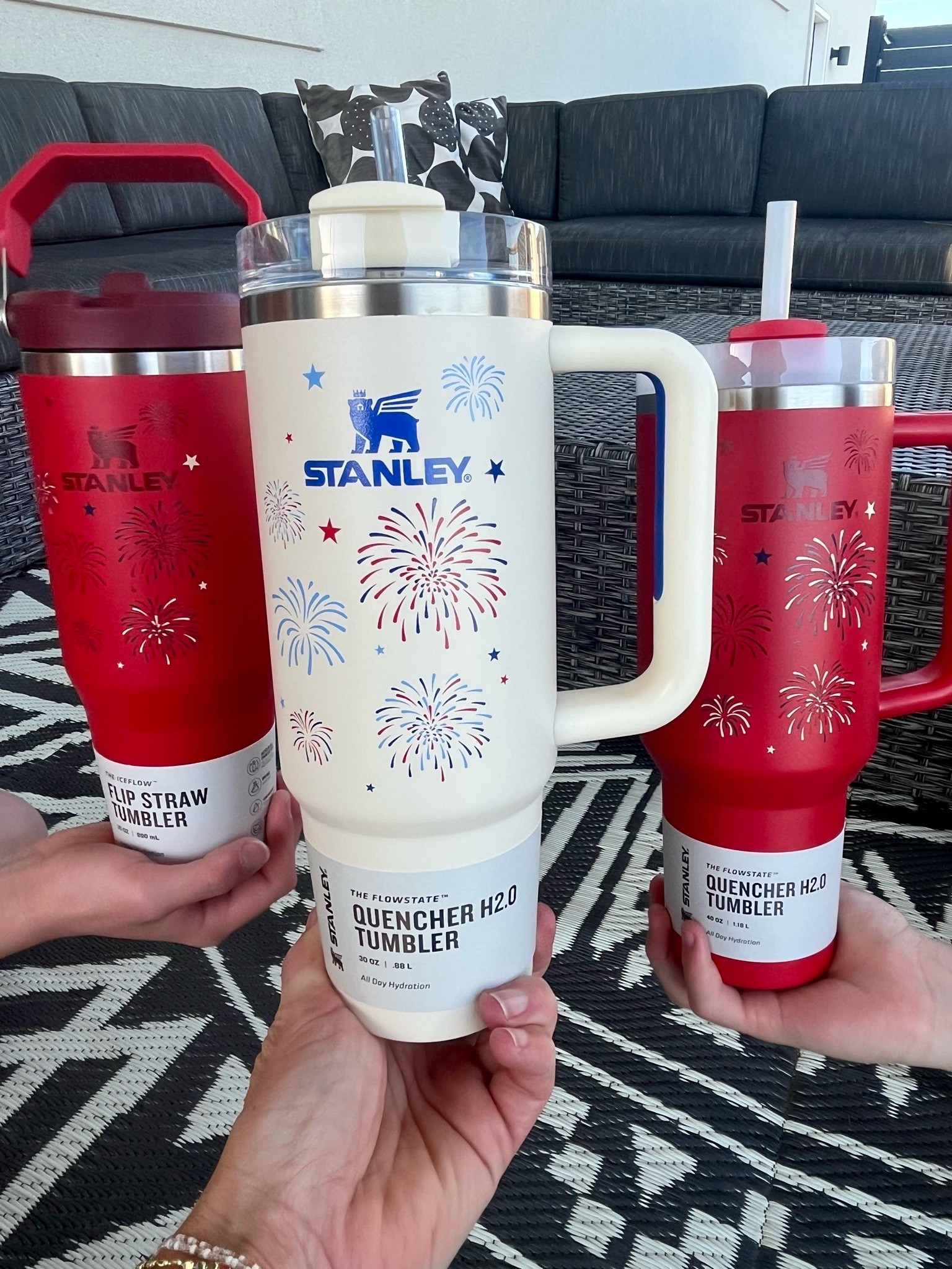 🎇 Cue the FIREWORKS! 🧨  The new Stanley Spark Americana collection is meant for summer porch sitting, watching sunsets, and dipping toes in mountain lakes! ❤️ Snag them before they’re gone!

@stanley_brand #stanleypartner