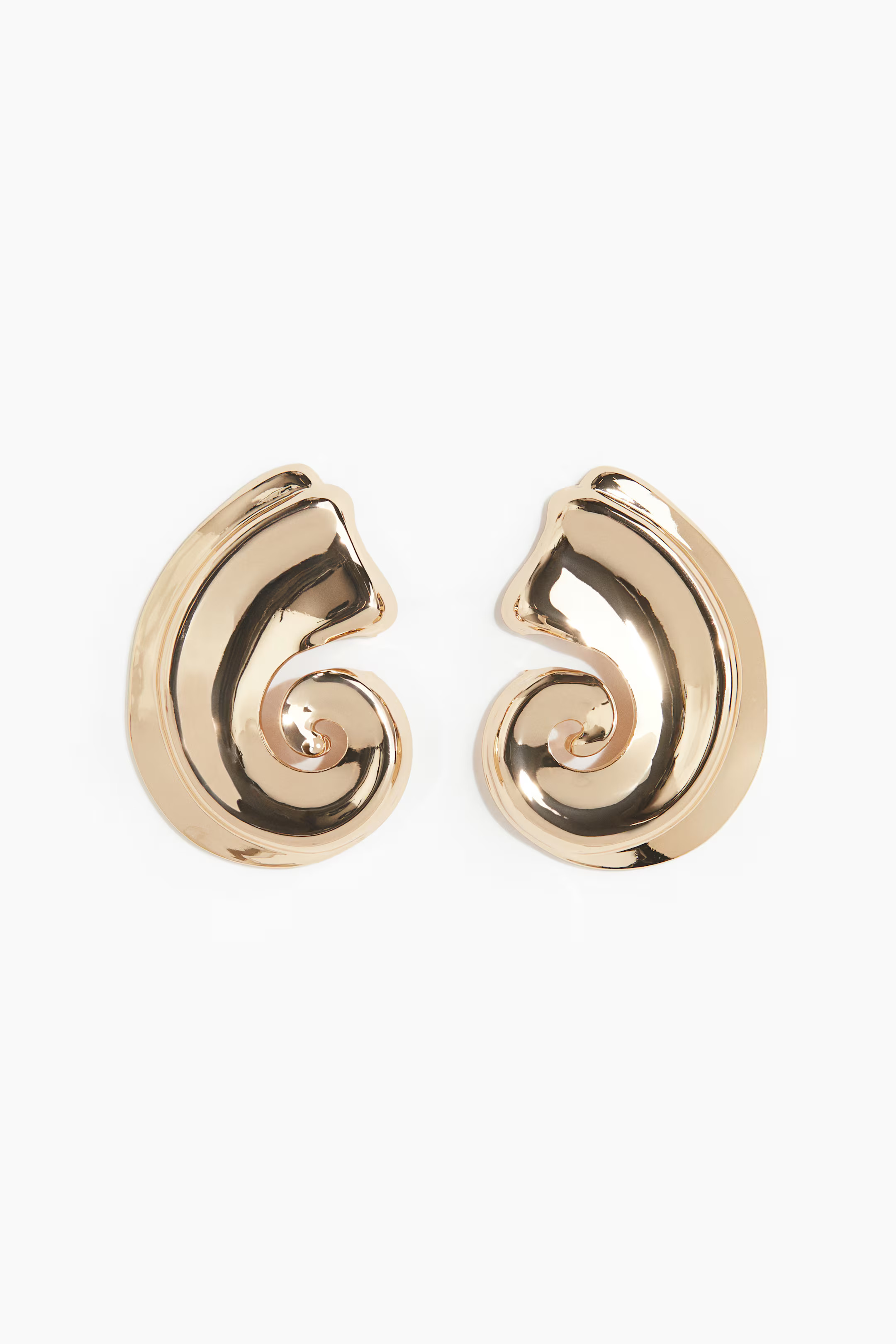 Seashell-shaped earrings | H&M (UK, MY, IN, SG, PH, TW, HK)