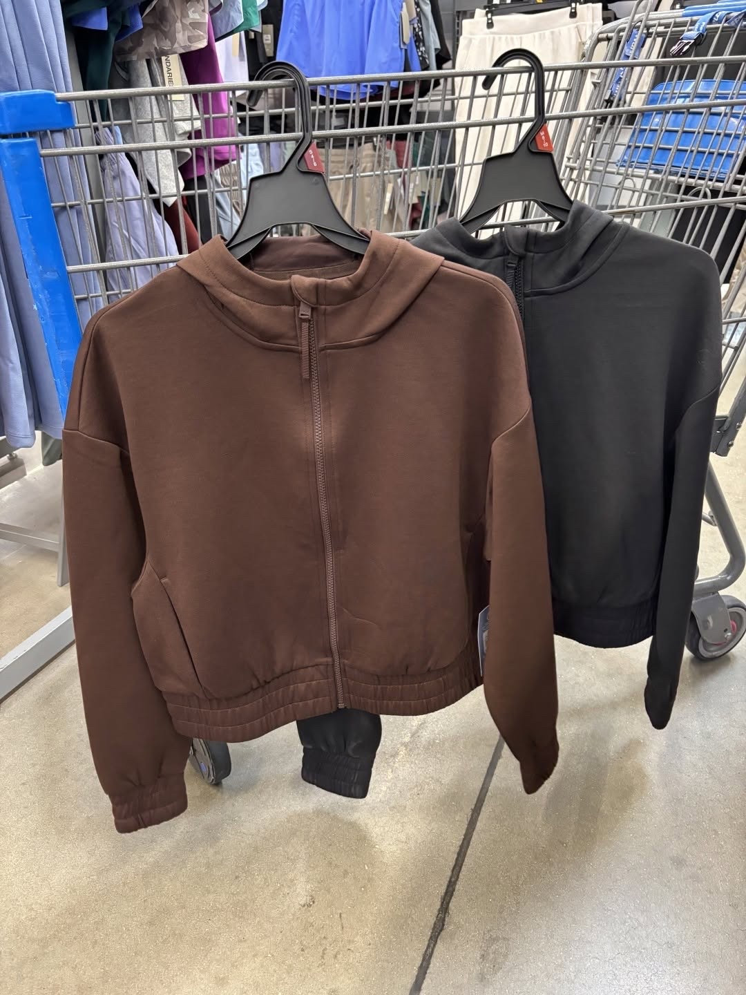We love a good zip-up jacket for fall!🍂 Easy to throw on when it gets a bit chilly. The ScubaKnit material of these is thick and soft.🙌