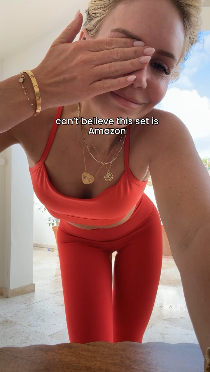 Wearing size small in top and xs in leggings 
TTS 
