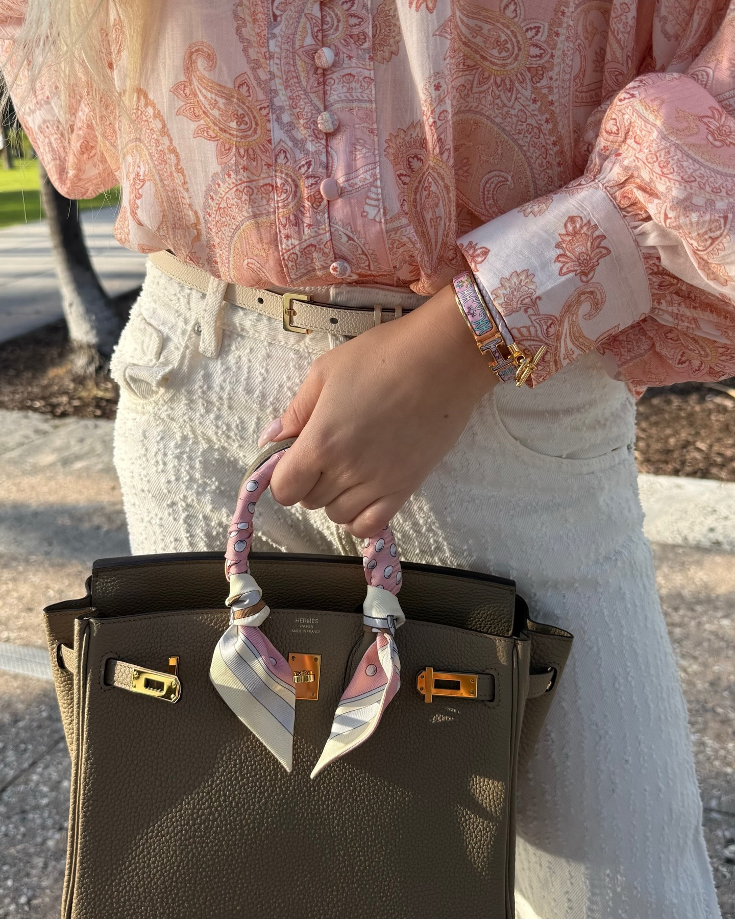 Miami dreaming 🌴 Wearing peachy pink pastels for a girl’s dinner with my dear @isabelleaberg to @smithwollensky. Perfect Friday activity, watching the sunset wearing summery outfits and matching birkins in Magnolia and Beige Marfa💗🤎 👯🌊