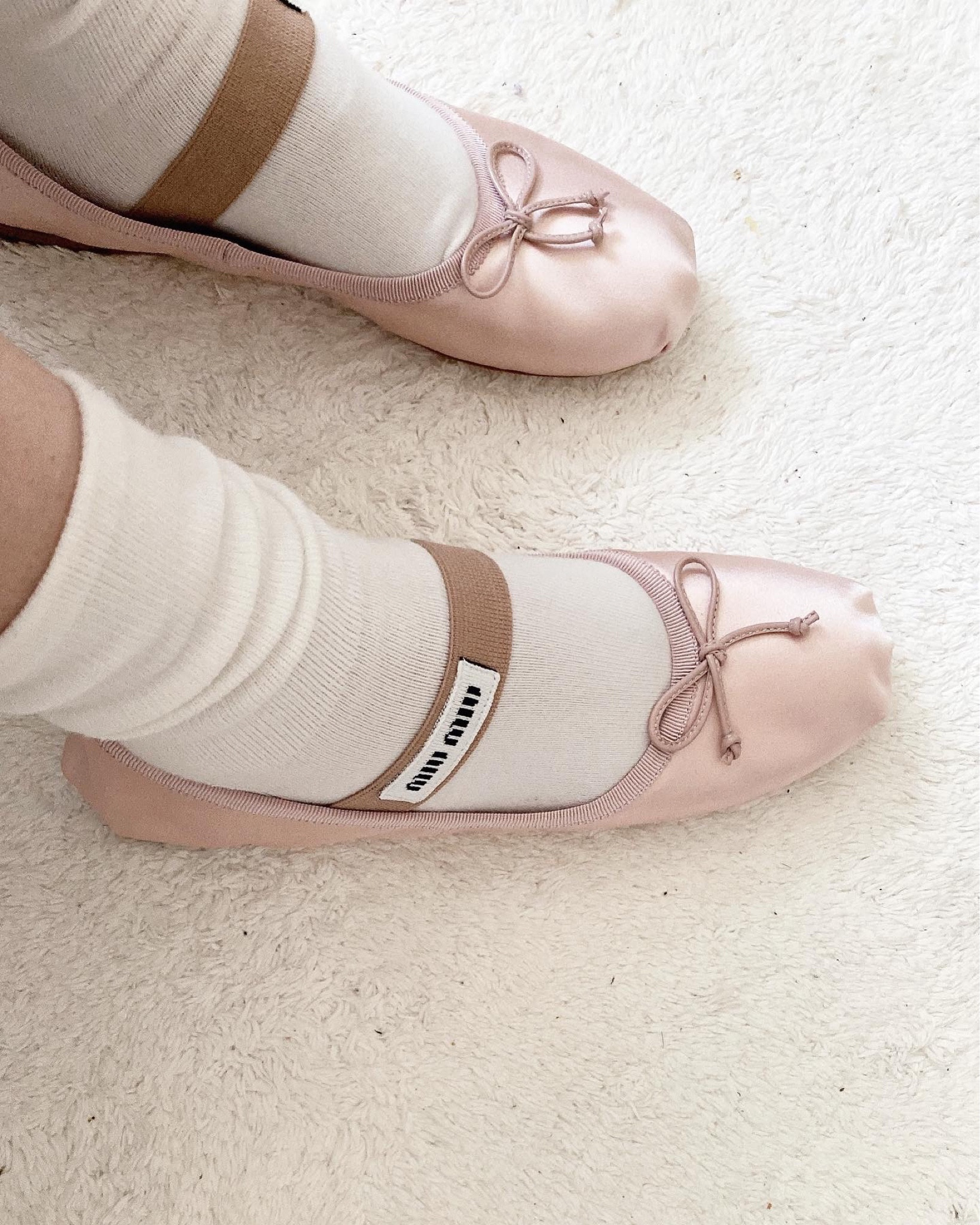 발레코어룩 따라잡기 🩰

#miumiu #miumiushoes #miumiuballerinas ##maryjane #ballerinashoes #미우미우 #미우미우신발 #미우미우플랫 #미우미우발레리나 #발레코어 #발레리나슈즈 #메리제인 #shoeslover #ミュウミュウ #ミュウミュウ靴 #バレエシューズ #靴 #styleinspo #fashioninspo 

#LTKshoecrush #LTKstyletip #LTKFind