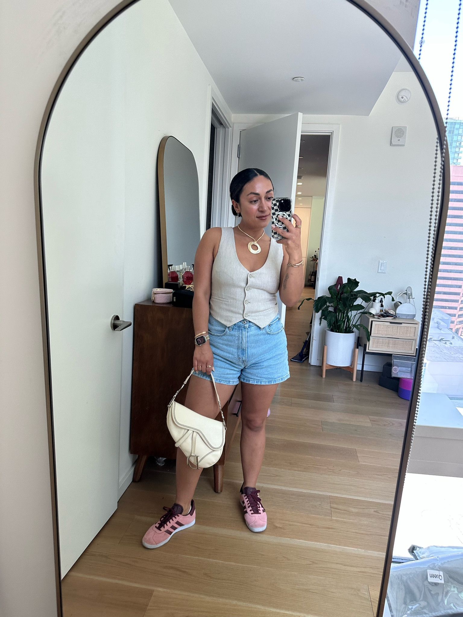 Perfect Abercrombie shorts for petite curvy ladies 