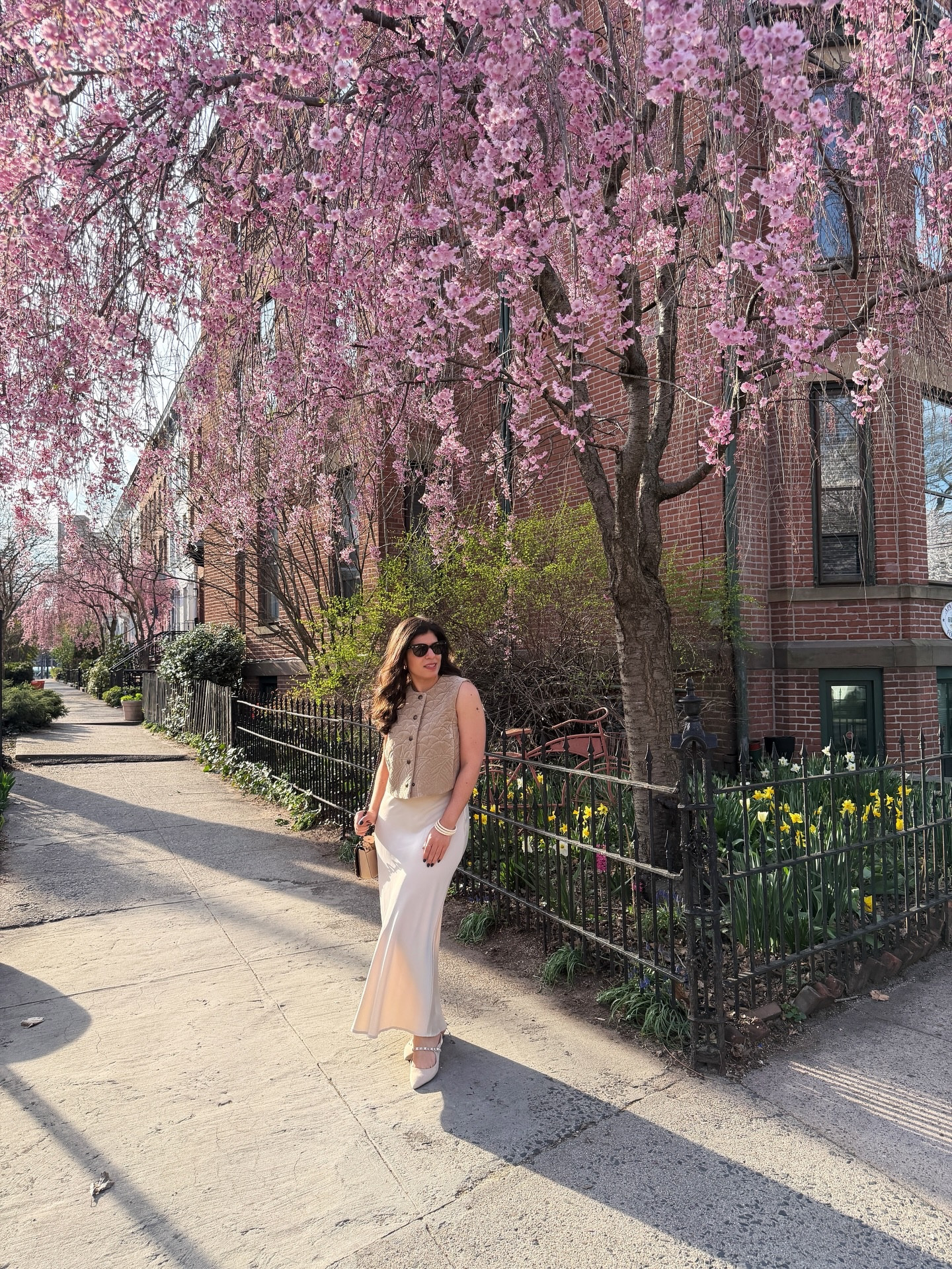 Wooster Square in bloom!
Always my favorite time of year, and this year Mother Nature decided to turn the temperature up to 80° (supposedly will be back to 60° tomorrow, but I’ll enjoy it while it lasts).

My birthday treat for myself this year is this fun @bananarepublic vest, paired with a satin maxi, @coach bag, and vintage bangles. 

Get out there and enjoy the blossoms!
🌸🌸🌸