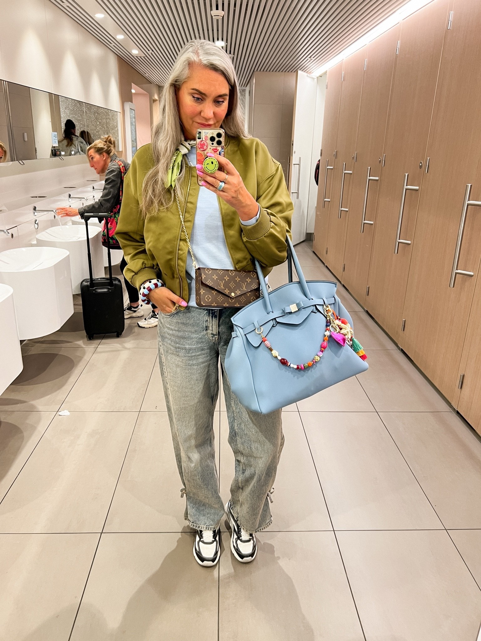 OOTD - Zaterdag. Zaterdagnacht moet ik eigenlijk zeggen. Op Schiphol. Ik reis in een loose fit jeans (https://wehkamp-nl.mtpc.se/6191881, maat 32), wit t-shirt met grafische print (40/42) onder een lichtblauw merino wollen truitje (L). Daarover een olijfgroen satijnen bomber jack (42). Een Louis Vuitton Felicie voor de essentials en een blauwe Save my Bag voor de rest van de handbagage. Armbanden gestipt en gestreept en Skechers sneakers.

#LTKnederlands #LTKeurope #LTKtravel