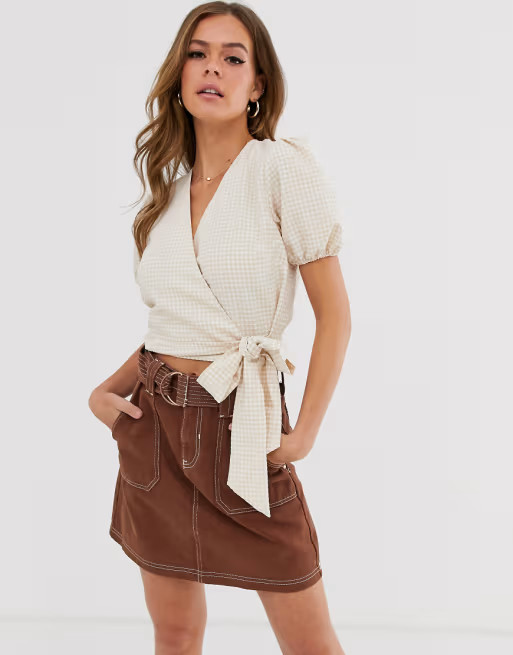 Boohoo – Wickelbluse mit Puffärmeln in creme Karomuster | ASOS DE