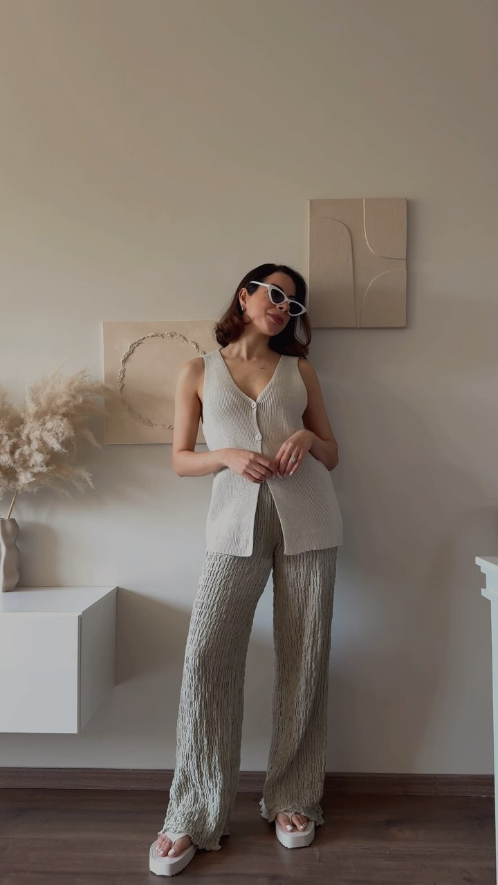 First beach day of the year yeeyy ⛱️☀️ & I think this is the most comfy & effortless look! What do you think? 1-10 💚  #beachlook #vacationlooks 

Will LINK everything soon in story! 🔗 or comment “LINKS” for the links in your DM 

#outfitinspo #minimalstyle #ootdgals #asosdesign #pullandbear #springfashion #vacationfits #vacationoutfits #vacationoutfitideas