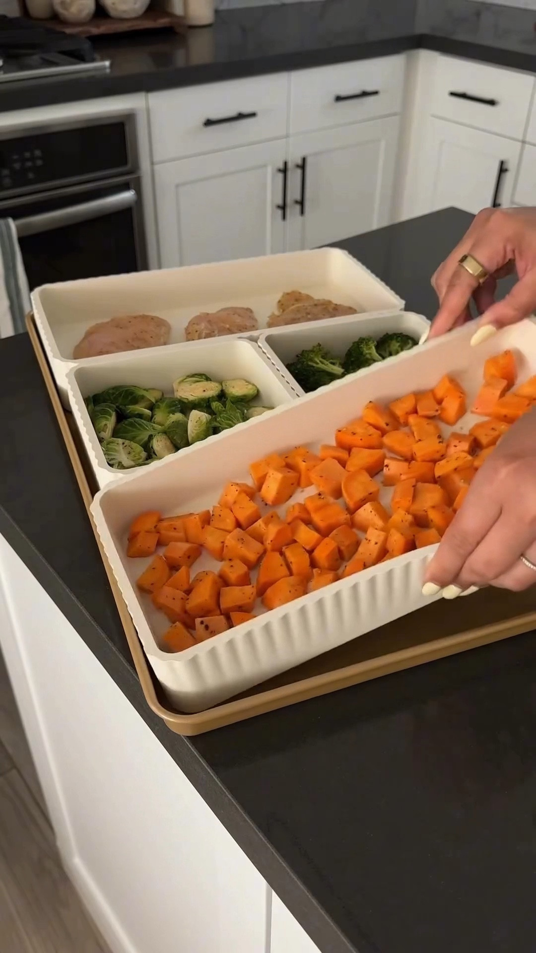 Make meal prep easier with this baking pan that separate your food so you can bake it all at once 🤍🤍🤎 

#amazonfinds #mealprep ￼

#LTKSaleAlert #LTKfoodie