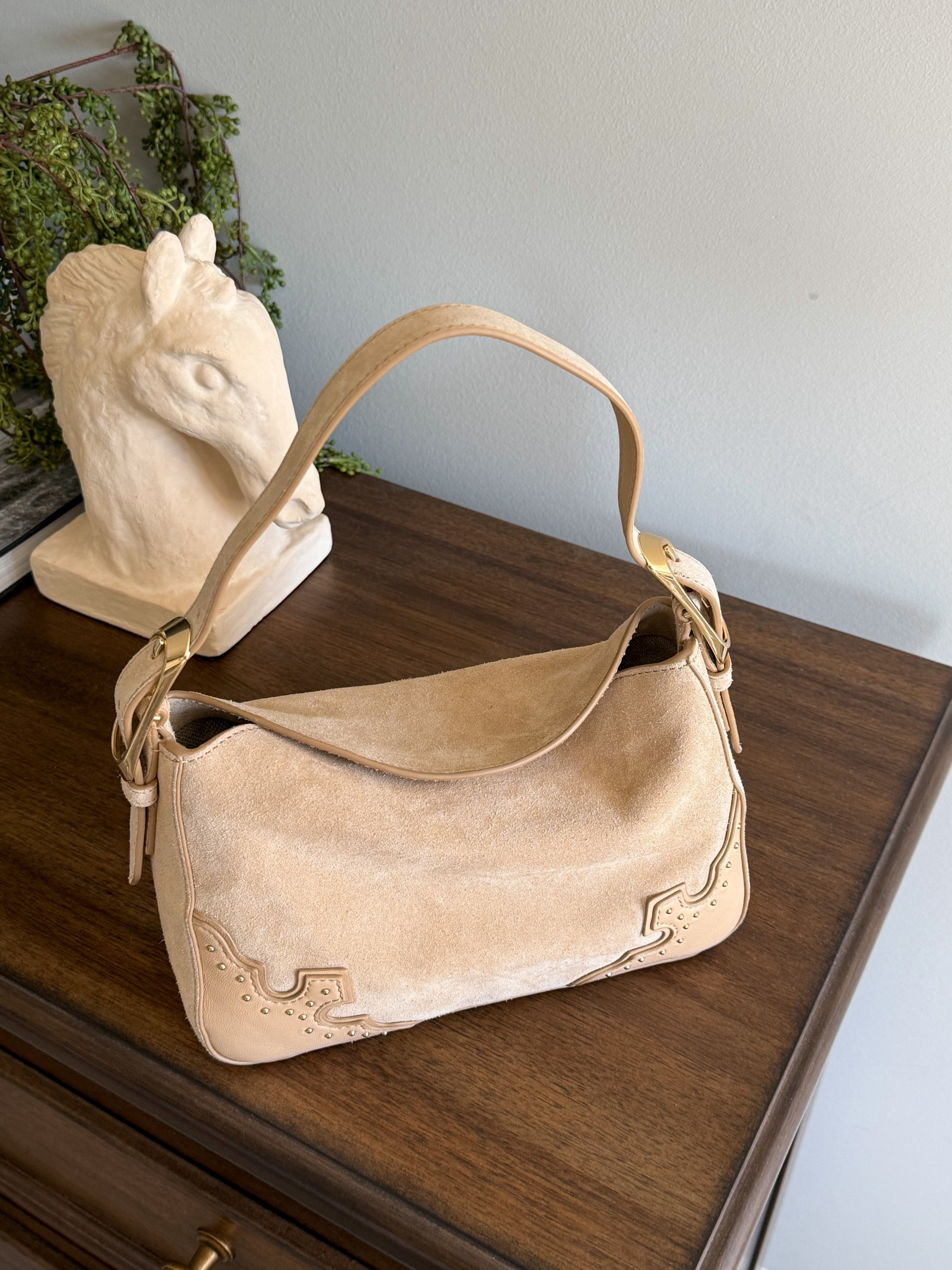 MUST HAVE western bag! magnetic top to close 

#LTKootd #LTKFestival #LTKSeasonal