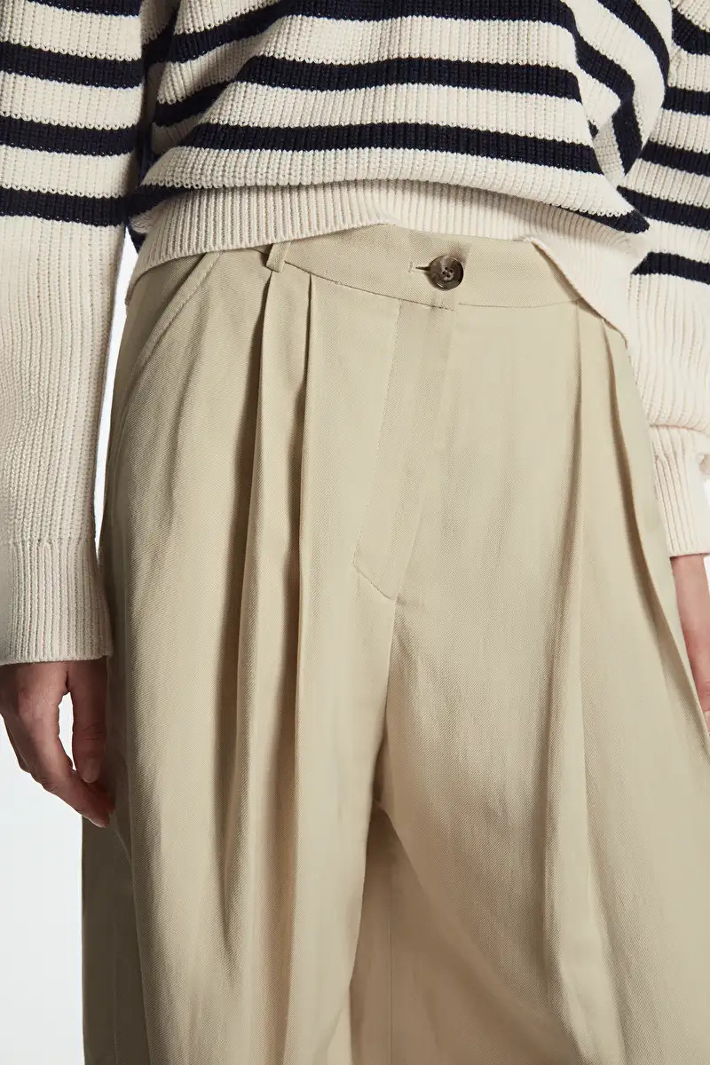 ELEGANTE HOSE MIT LOCKERER PASSFORM | COS (EU)