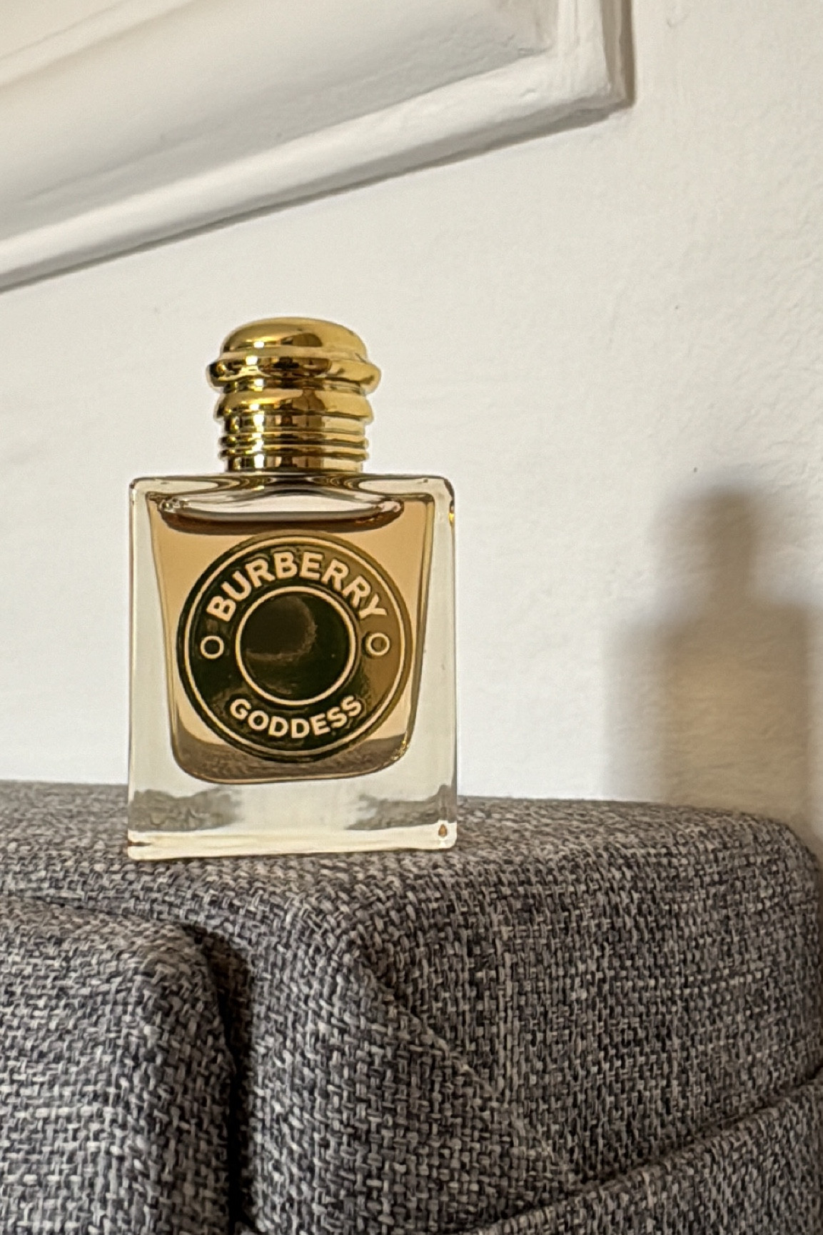Goddess é um perfume Burberry feminino aromático gourmand. O aroma conta uma história de descoberta, exalando força, confiança e bondade.

O Perfume Feminino Goddess, de Burberry, possui uma fórmula vegana, liderada por um poderoso trio de Baunilhas, que garante uma essência única e luminosa. Além disso, vem em um belíssimo frasco refilável e uma linda embalagem rosa pálida adornada com um medalhão de ouro, fazendo alusão à rica herança da marca.
