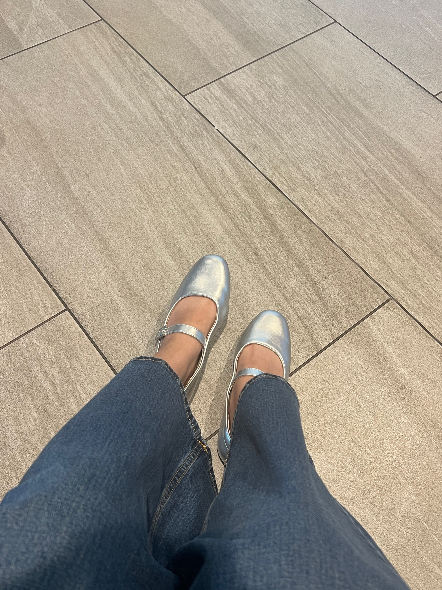 Silver shoe trend but make it comfy 🤍 perfect for my girlies with bad backs hehe

