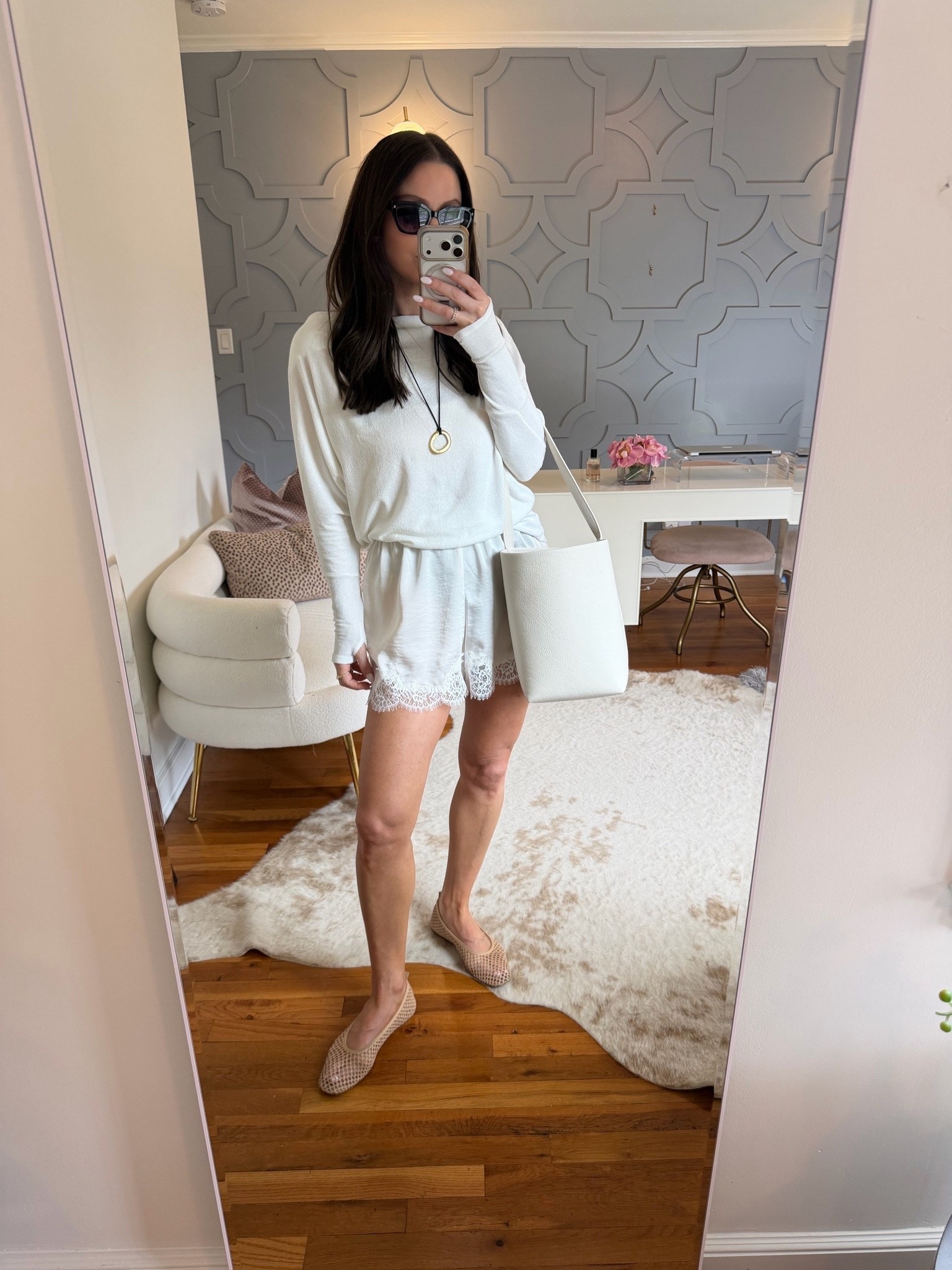 OUTFIT IDEA: Casual chic errands outfit!

Top: size down one 
Shorts: size down if between sizes!

#LTKootd