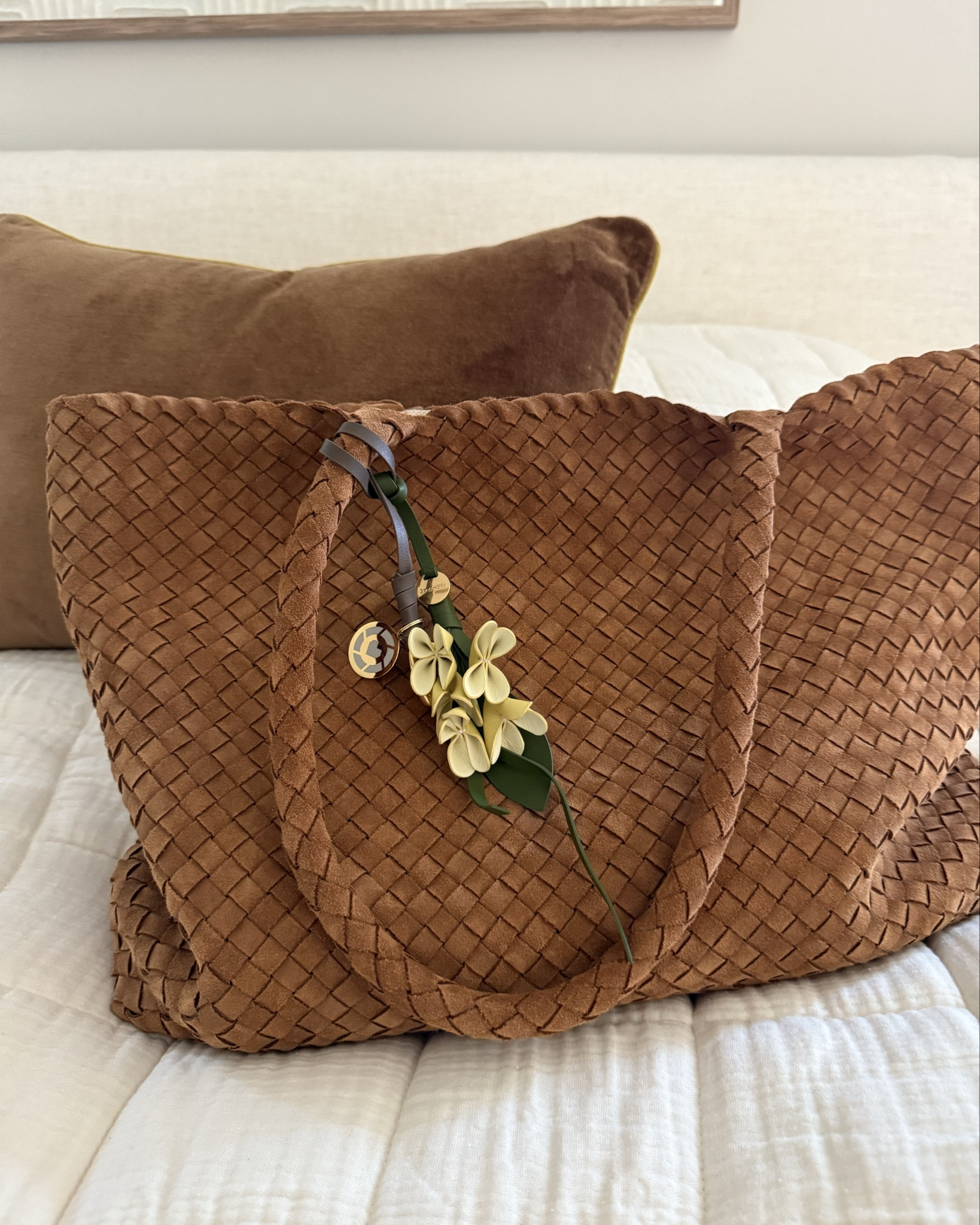 The CUTEST handbag charms!!

Suede bags
Bag charms #charms #bagcharms #suedehandbags 

#LTKFallSale #LTKItBag #LTKFindsUnder50