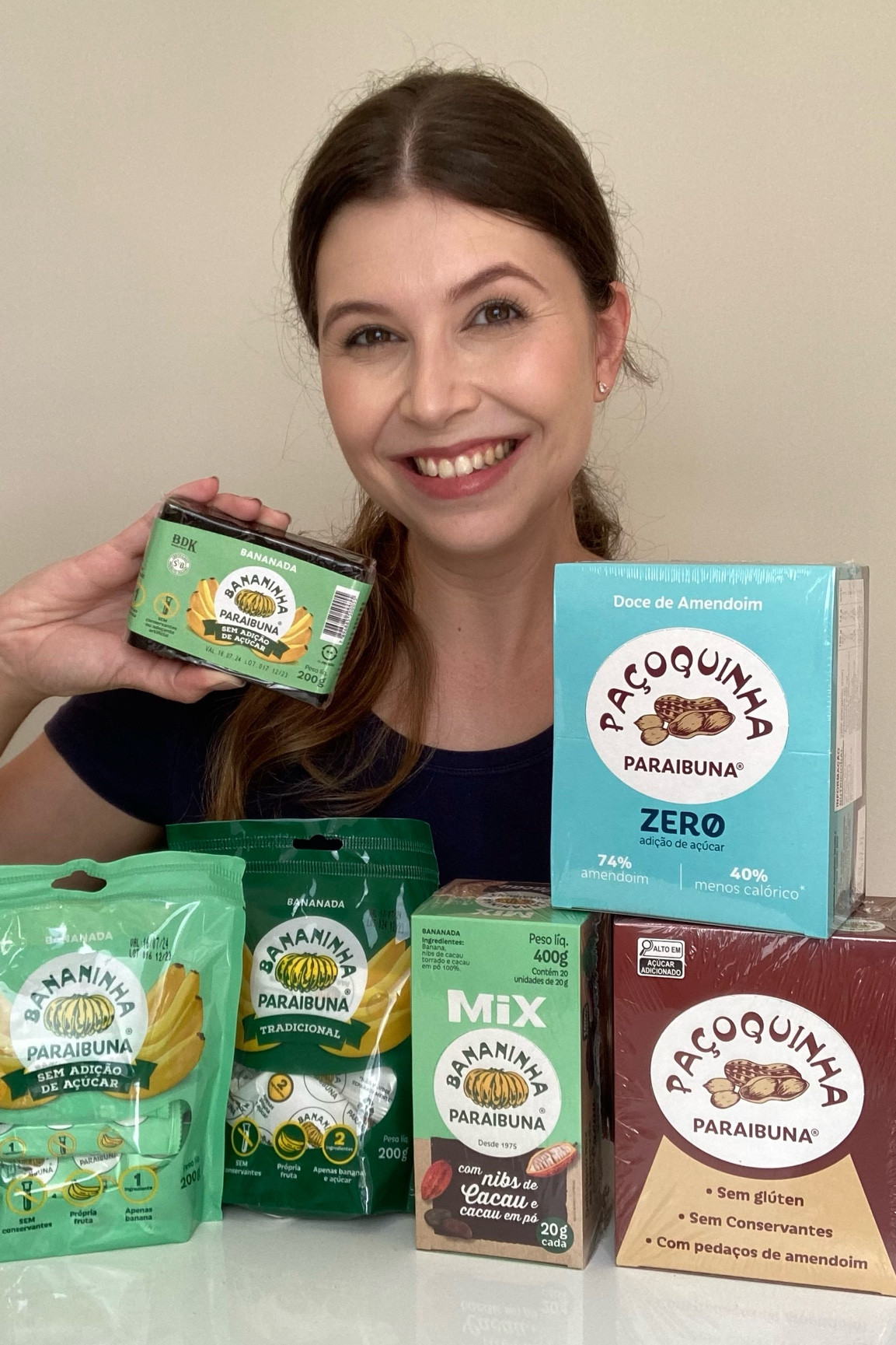 E bora de indicação de doces mais saudáveis! Doces sem conservantes e até mesmo, doces sem açúcar!

Você sabia que a famosa Bananinha Paraibuna e a Paçoquinha além das versões tradicionais sem conservantes, também possuem suas versões ZERO, sem adição de açúcar?

Tem até a versão da Bananinha Paraibuna com Nibs de Cacau, que é simplesmente uma delícia! É a bananada passada no cacau em pó, e dentro da bananada tem os nibs de cacau, então é uma combinação bem gostosa! 

Tudo bem natureba e delicioso, do jeito que a gente adora! Se você ainda não experimentou, experimente! Super RÊcomendo! 😜


#resenhadecomida #bananinhaparaibuna #docessaudáveis #rêcomendo #renatacarbonero #DesafioLTKCon2024


#LTKfitness #LTKbrasil