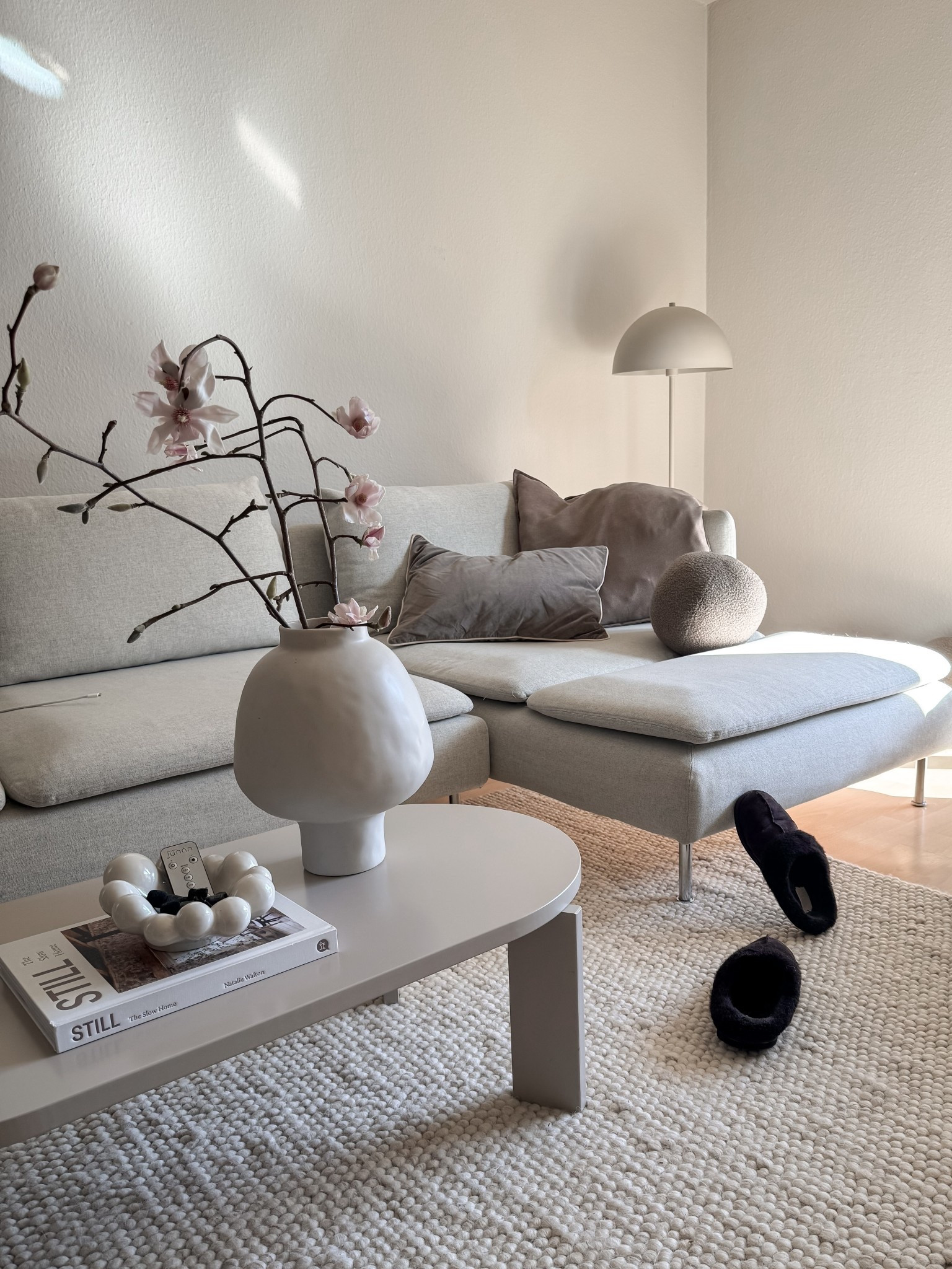 Ein ruhiger Moment im Wohnzimmer.
Beige Töne, das SÖDERHAMN Sofa, ein schlichter Couchtisch und eine Keramikvase mit Magnolien- Zweigen. Ich mag diese warmen Naturfarben und wie ruhig sich der Raum dadurch anfühlt.

Die Details aus meinem Wohnzimmer habe ich euch hier verlinkt.


#LTKhome #LTKdeutschland #scandiinterior #beigehome #wohnzimmerinspo #nordicstyle #neutralhome