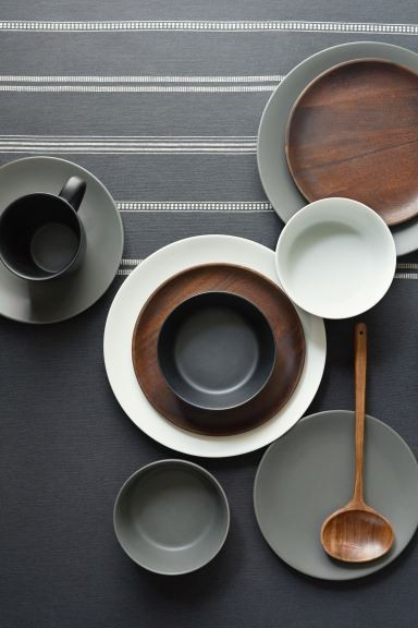 Porcelain plate with a printed design. Diameter 10 1/2 in. | H&M (US + CA)