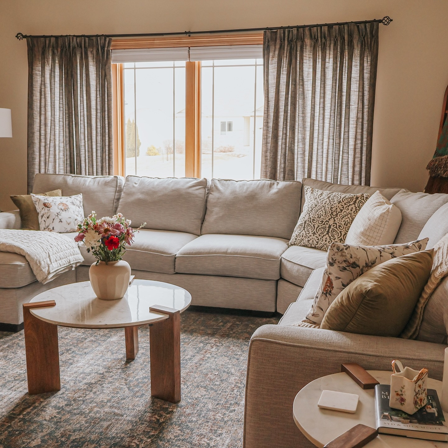 I don’t want my house to be cold and monotonous , I don’t want it to be big but empty, I don’t want the house that looks unloved, soulless, without laughter or tears, I want my house to be warm and comfortable and cozy, I want it to be big on memories, 🤎🤎 I want it to be my safe space and my family’s as well, I want a house that screams “that is her house “ 🏠 and it’s as unique as she is, the pieces of decor and furniture you use to bring your house alive are supposed to make you happy, are supposed to enhance it’s beauty, 👌 styles are varied but everyone will tell you that what it makes a house a home is you, I love I can find all the pieces of furniture I want at @slumberland_furniture , they are affordable, beautiful and so well made, impressive quality that you know it will last and will endure it all, this sectional is so comfortable I could easily fall asleep all night here and the coffee table and side tables are just a rustic and vintage touch that makes me feel so happy! I am in love !!! 🥰 @slumberland_furniture is having their spring sale and up to 50% of listed prices in store and on line. Make sure to check them out!! 👍👌👌 🏃🏻‍♀️ 
.
.
.
.
.
.
.
.
.
#slumberlandfurniture #slumberland #slumberlandpartner #midwestliving #vintagehomestyle #vintagehomeinspiration #spanishhome #spanishinspiredhomes #italianhomedesign #myhometoinspire #myhomedecor #myhouseandhome