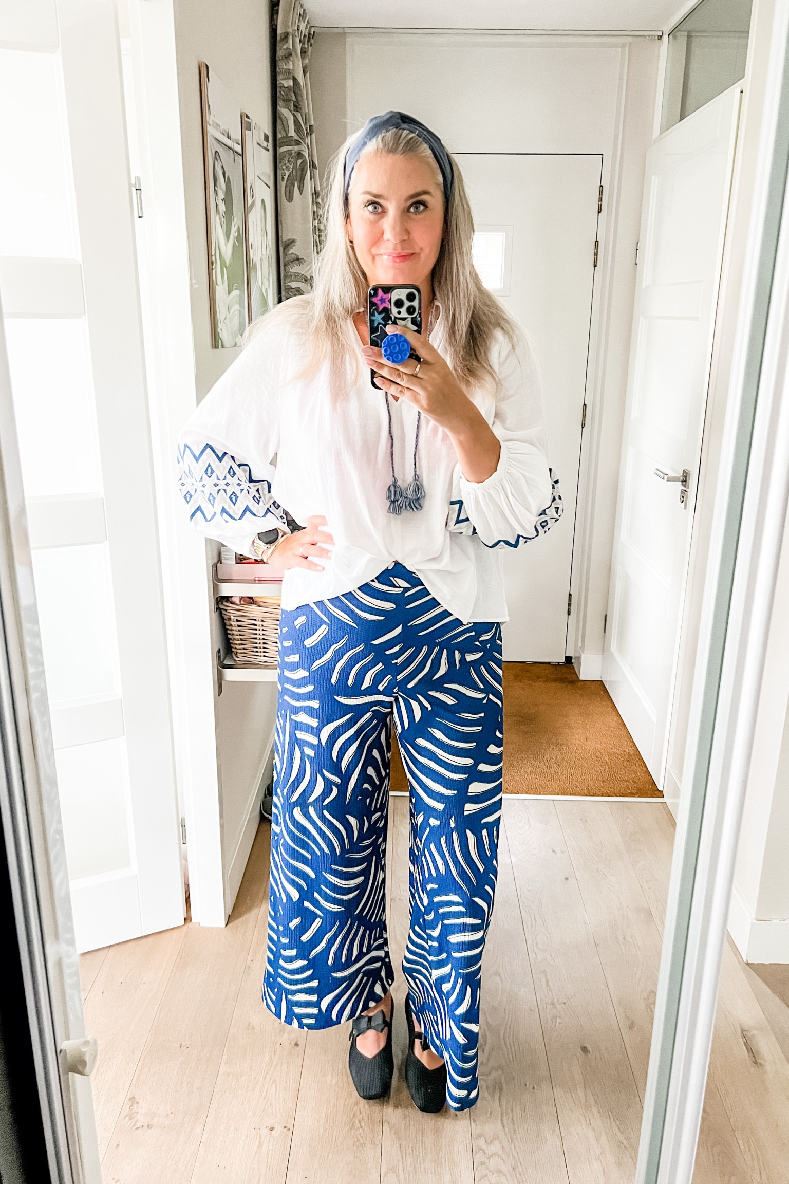Ootd - Thursday. A white boho blouse with blue embroidery (old, H&M) paired with comfy blue print trousers, Vivaia Mary Jane shoes and detachable bows. 



#LTKeurope #LTKnederlands #LTKstyletip