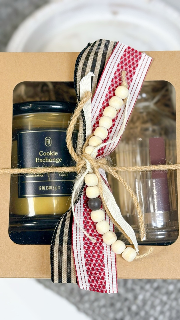 This is the first time I’ve used bead garland incorporated with the ribbons and I love it! And this cake box totally worked out!⁣⁣⠀
⁣⁣⠀
Tell me what you think! Do you like the bead garland or it’s a pass? 👍🏻👎🏻⁣⁣⠀
⁣⁣⠀
#candle #candlegifts #cakebox #easygifts #giftsforhome #target #hearthandhand #hearthandhandwithmagnolia

#LTKSeasonal #LTKHoliday #LTKGiftGuide